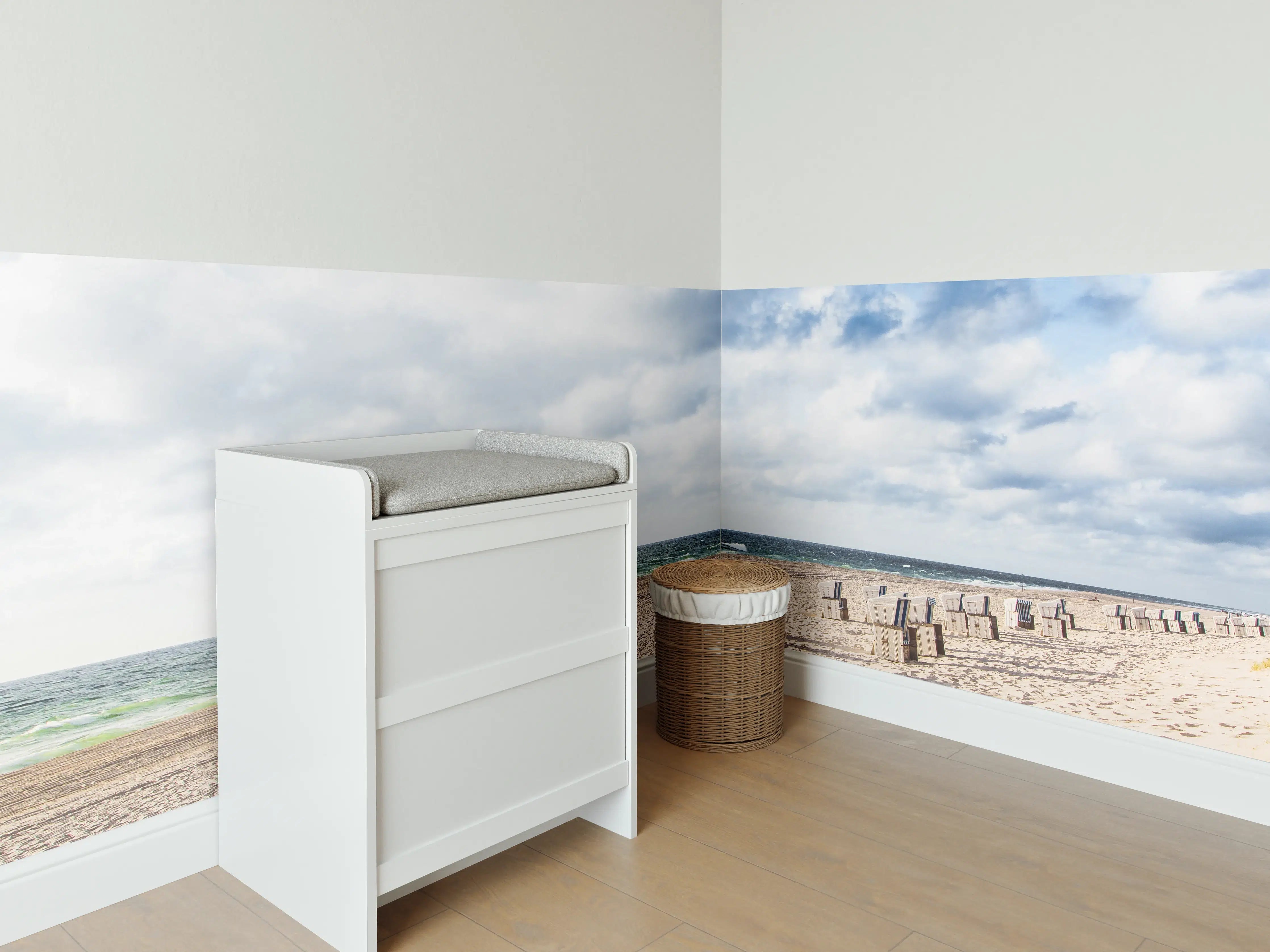 Babyzimmer Wandgestaltung - Schöne Strandliegestühle in Blau und Weiß
