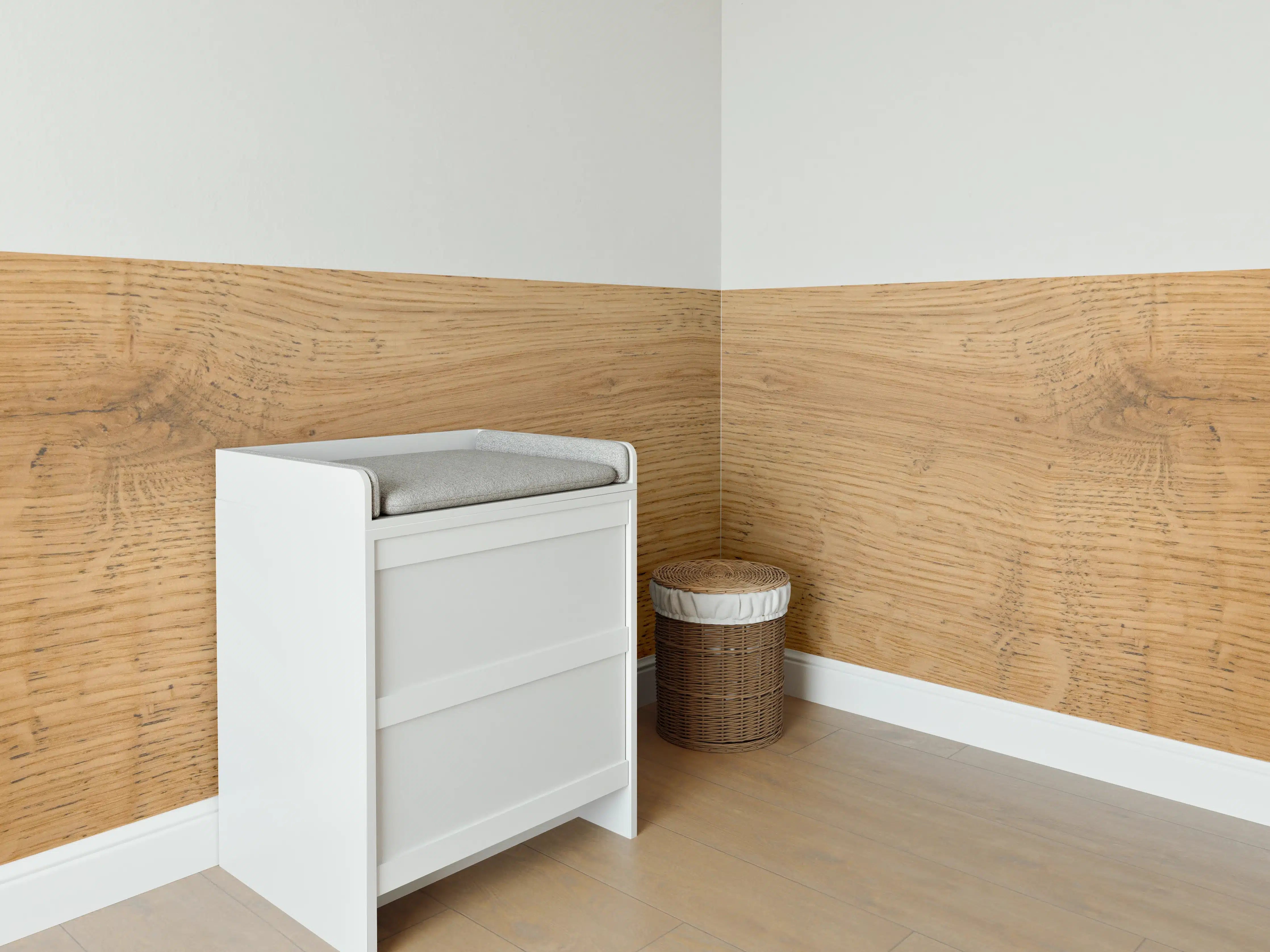 Babyzimmer Wandgestaltung - Schöne helle Holzplatte
