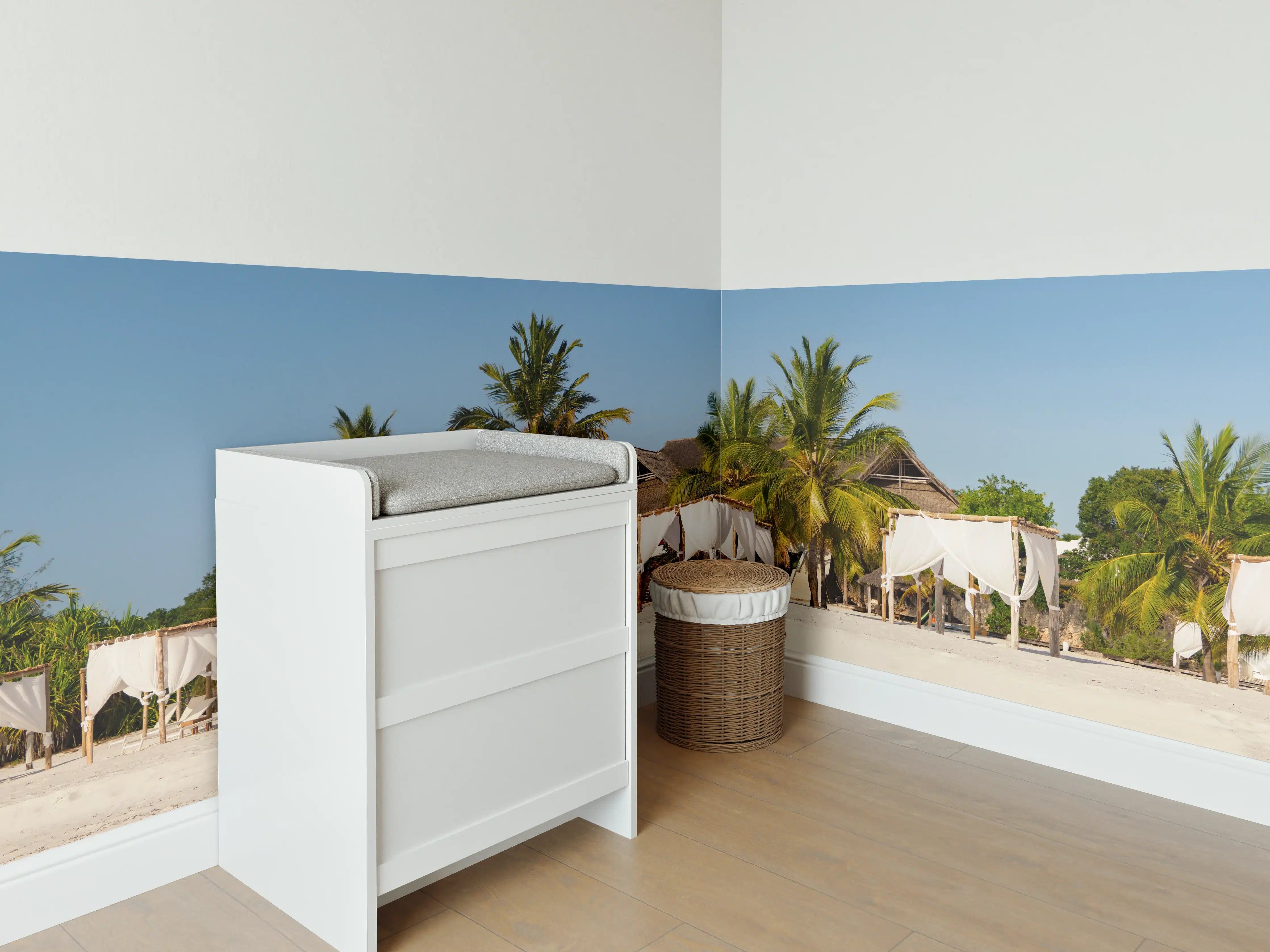 Babyzimmer Wandgestaltung - Schöner Strand mit Liegen 