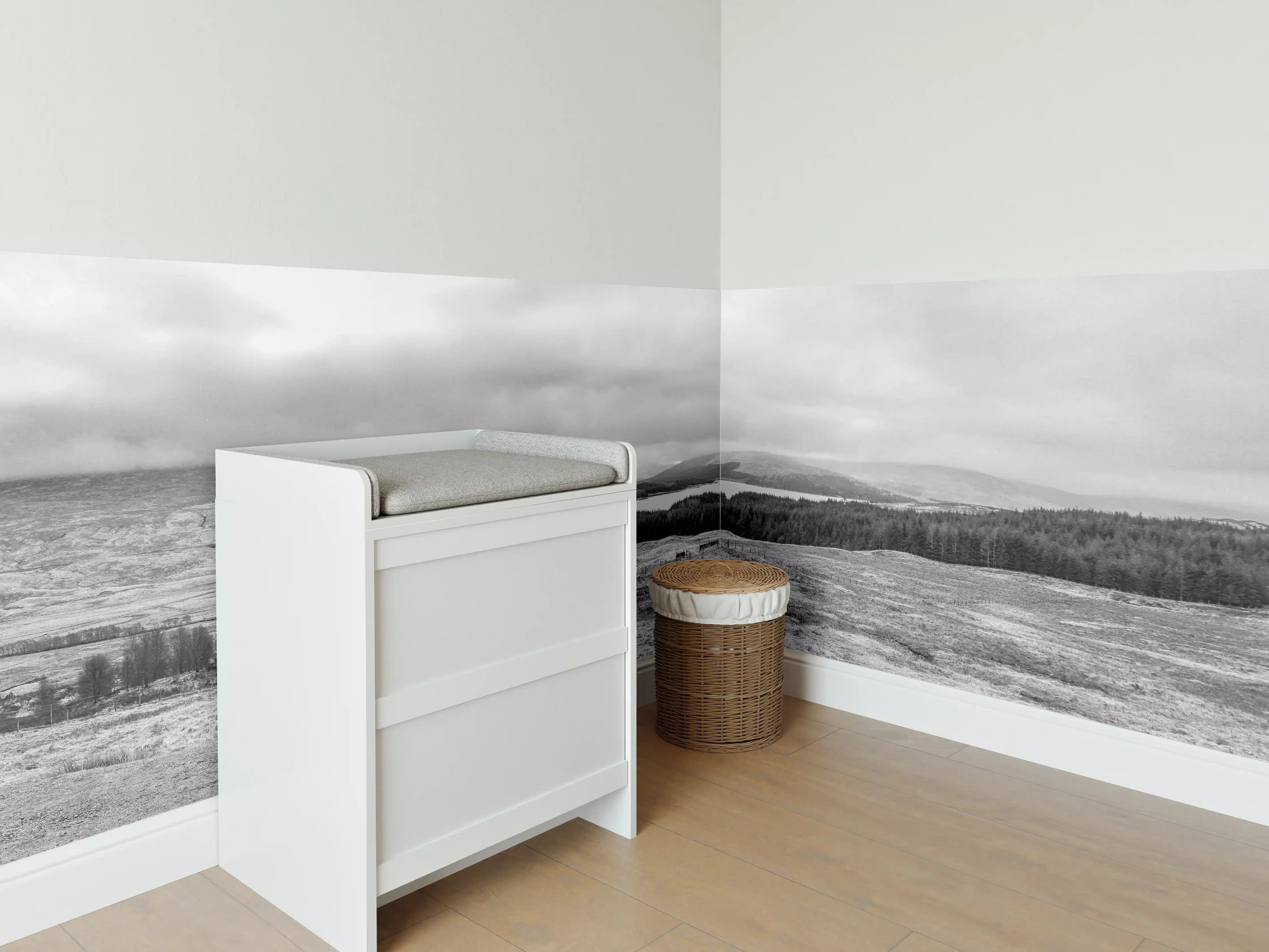 Babyzimmer Wandgestaltung - Schottische Highlands Panorama BW