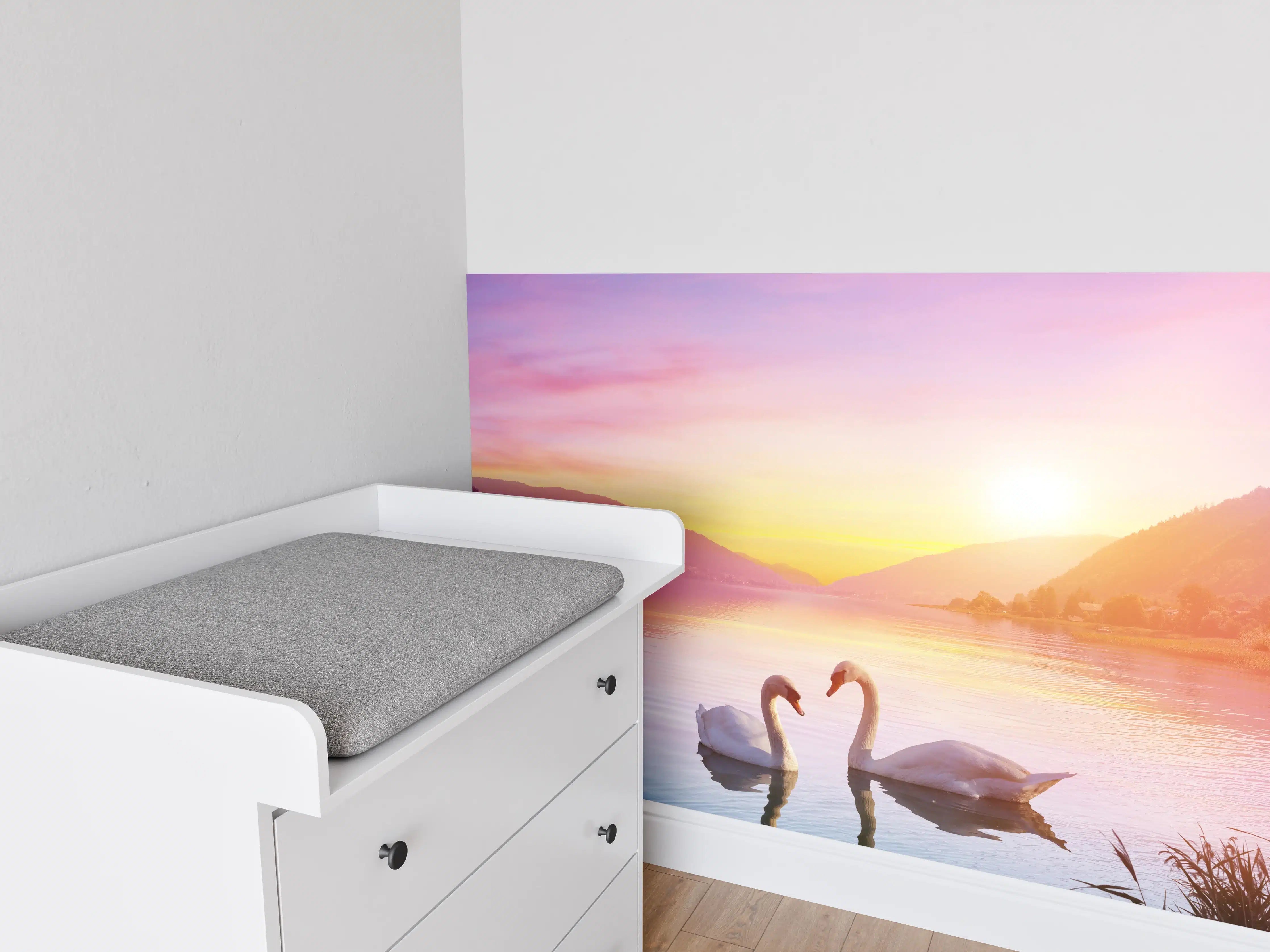 Babyzimmer Wandgestaltung - Schwäne über dem See bei Sonnenaufgang - Ruhe und Romantik
