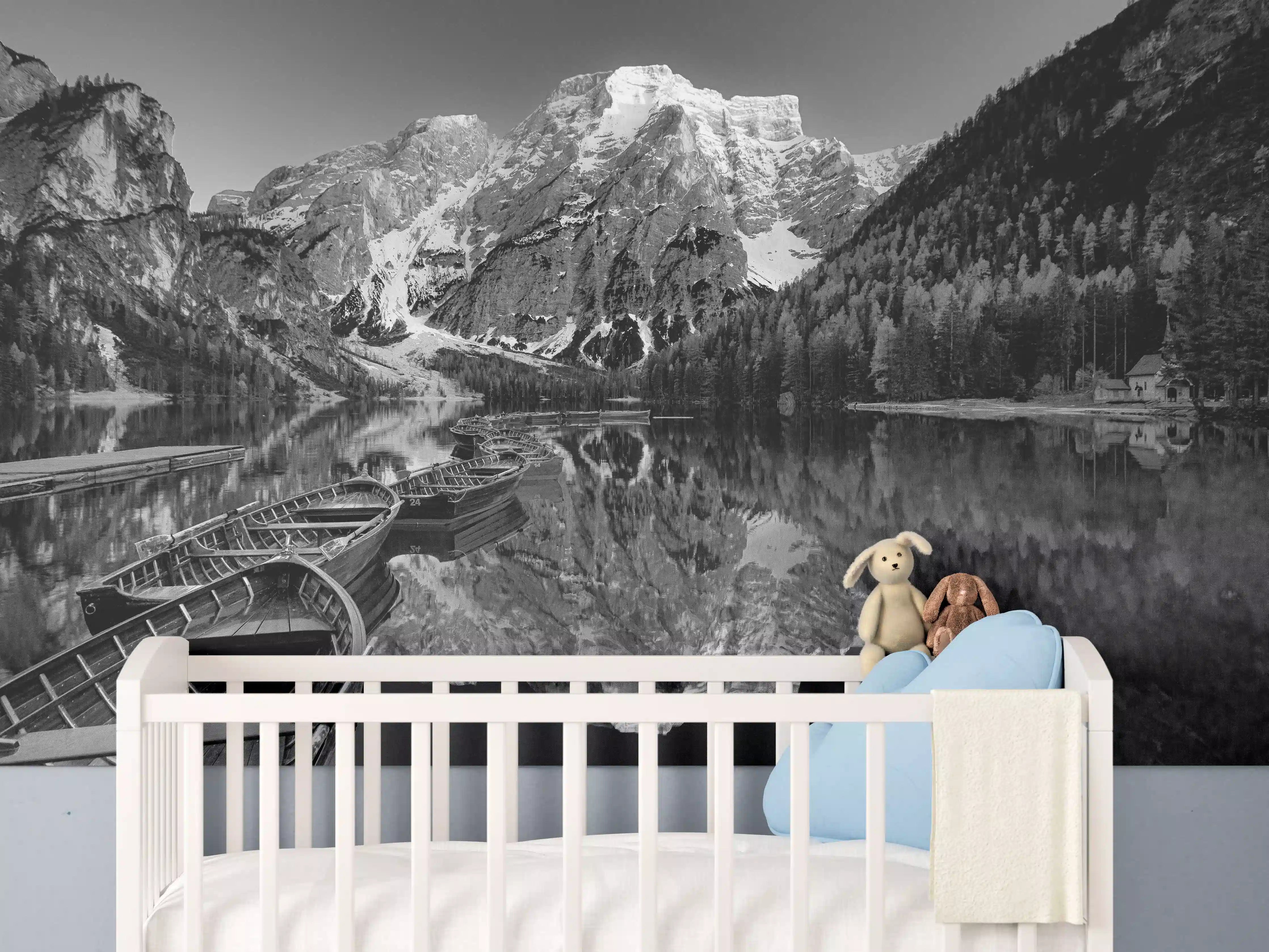 Babyzimmer Wandgestaltung - Schwarz-Weiß Bergsee Idylle