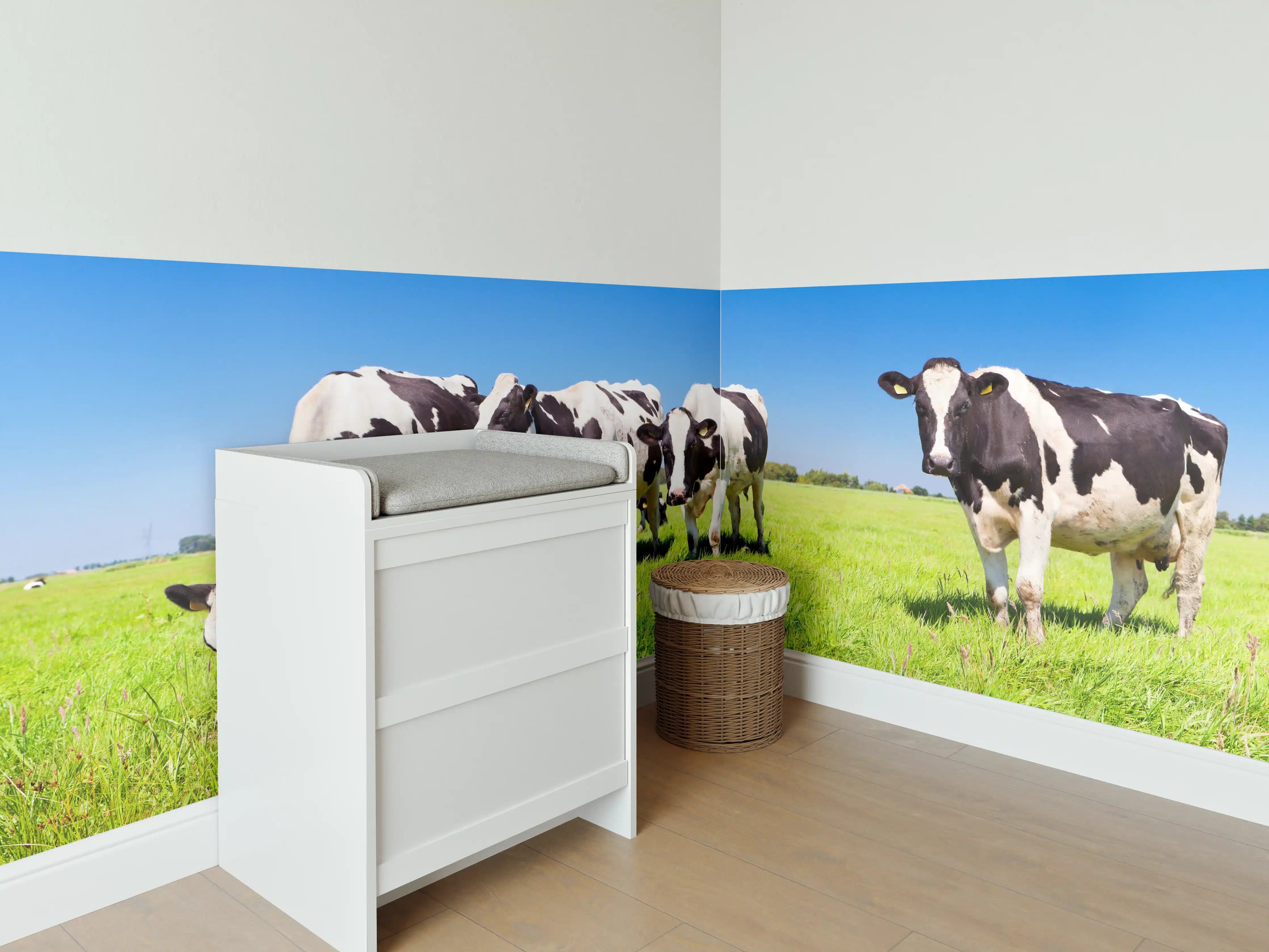 Babyzimmer Wandgestaltung - Schwarz-Weiß-Kühe auf grüner Weide