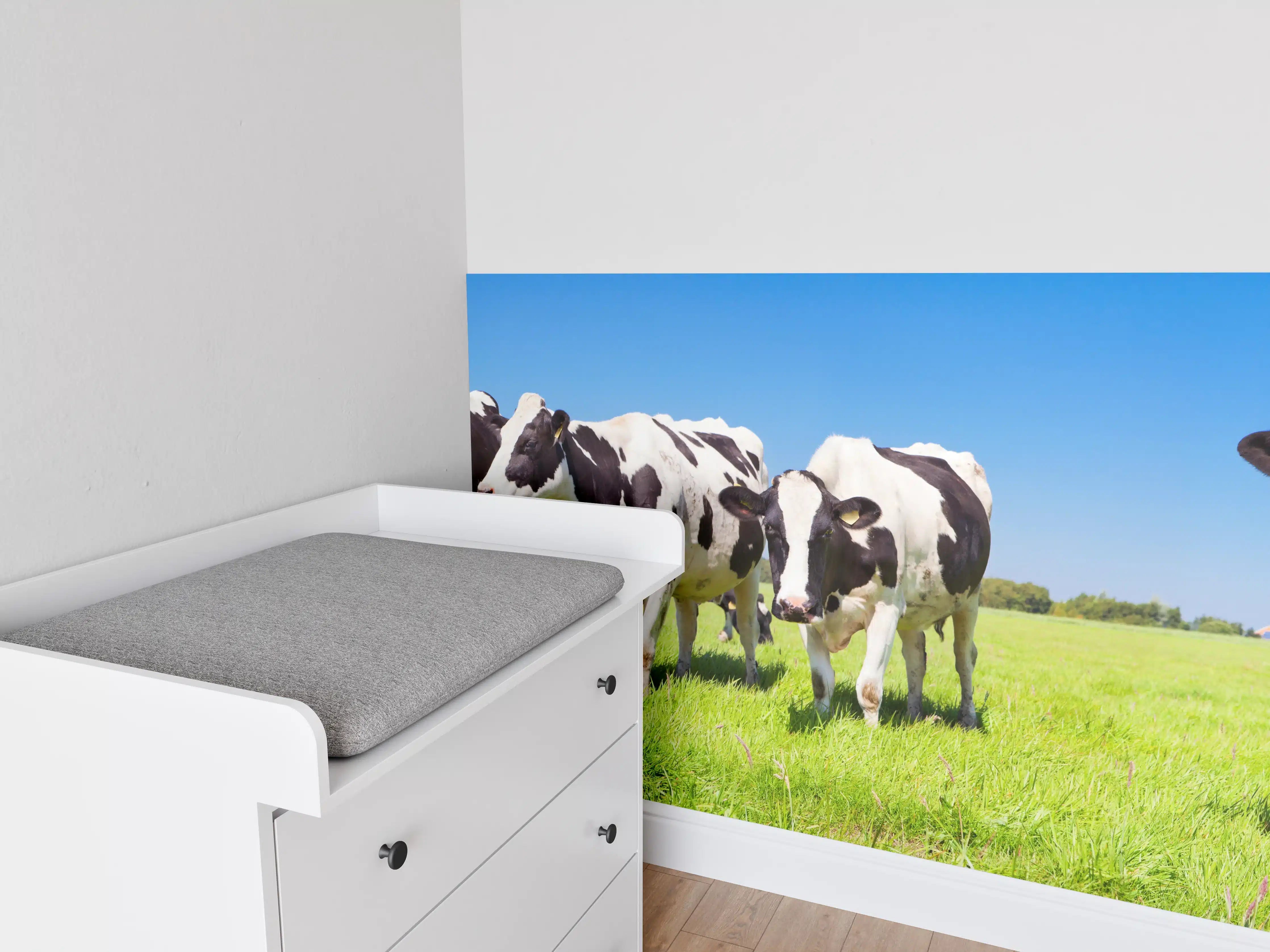 Babyzimmer Wandgestaltung - Schwarz-Weiß-Kühe auf grüner Weide