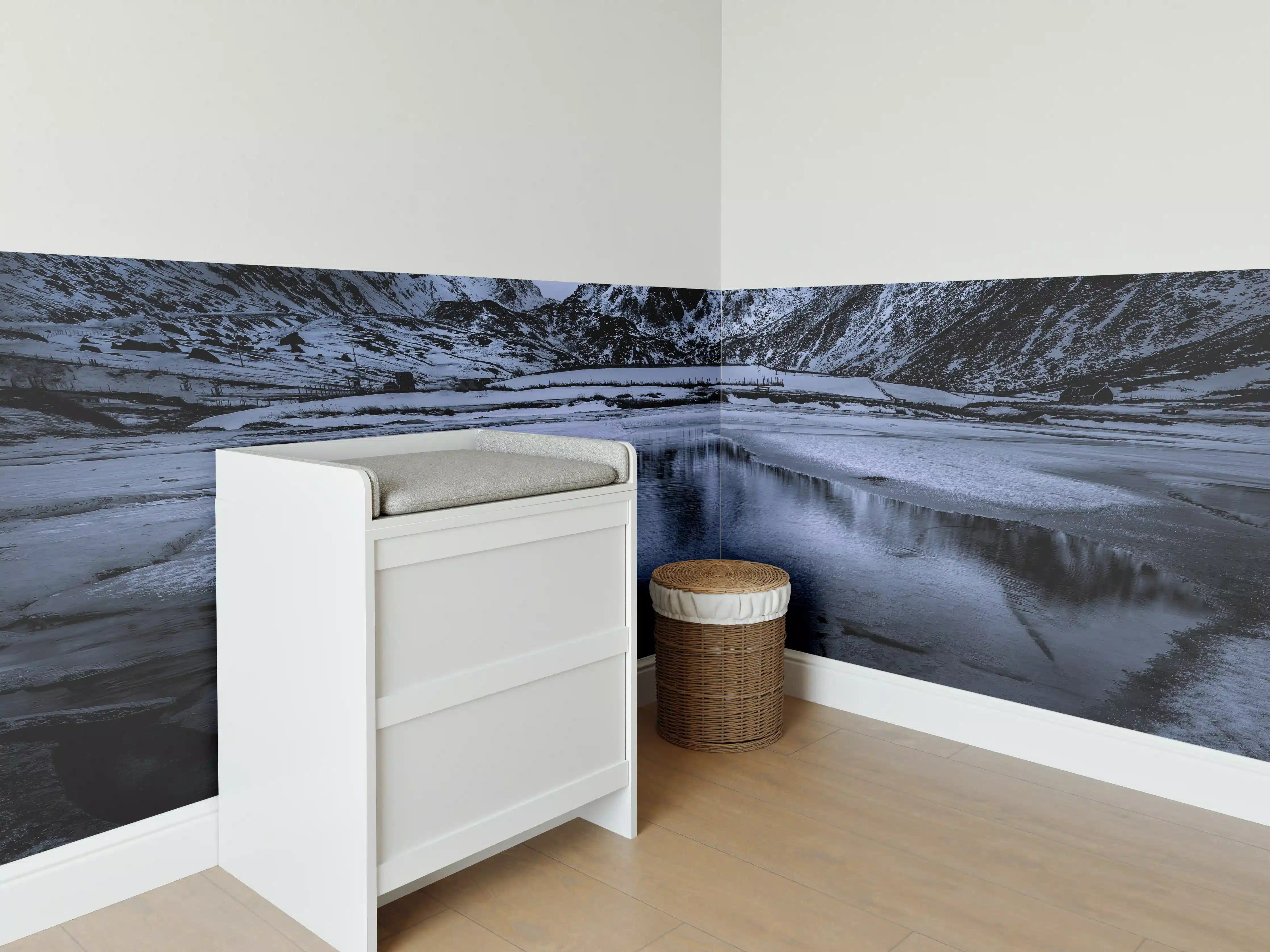 Babyzimmer Wandgestaltung - Schwarz-Weiß Winterlandschaft