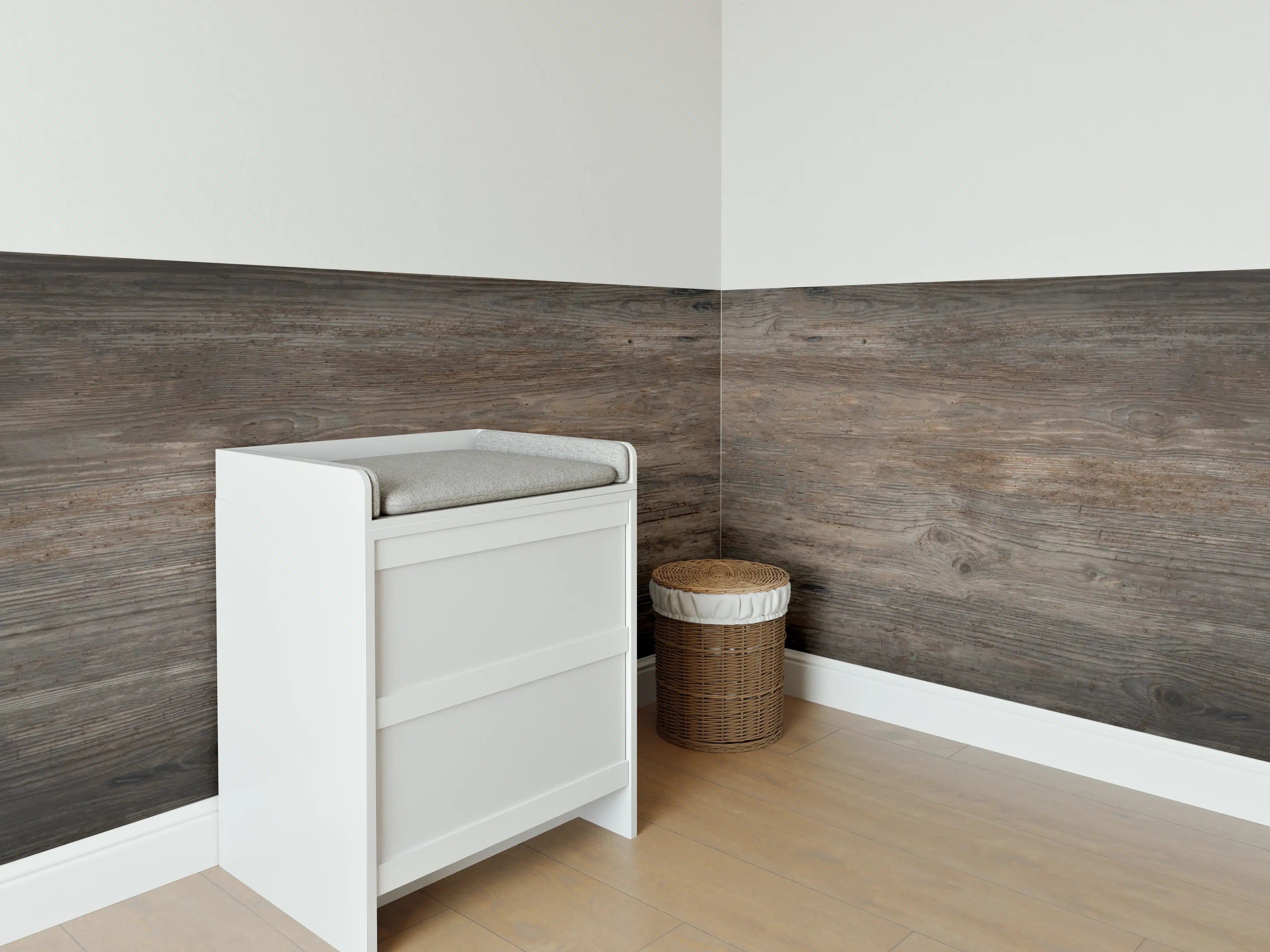Babyzimmer Wandgestaltung - Schwarz-braune Holzplatte