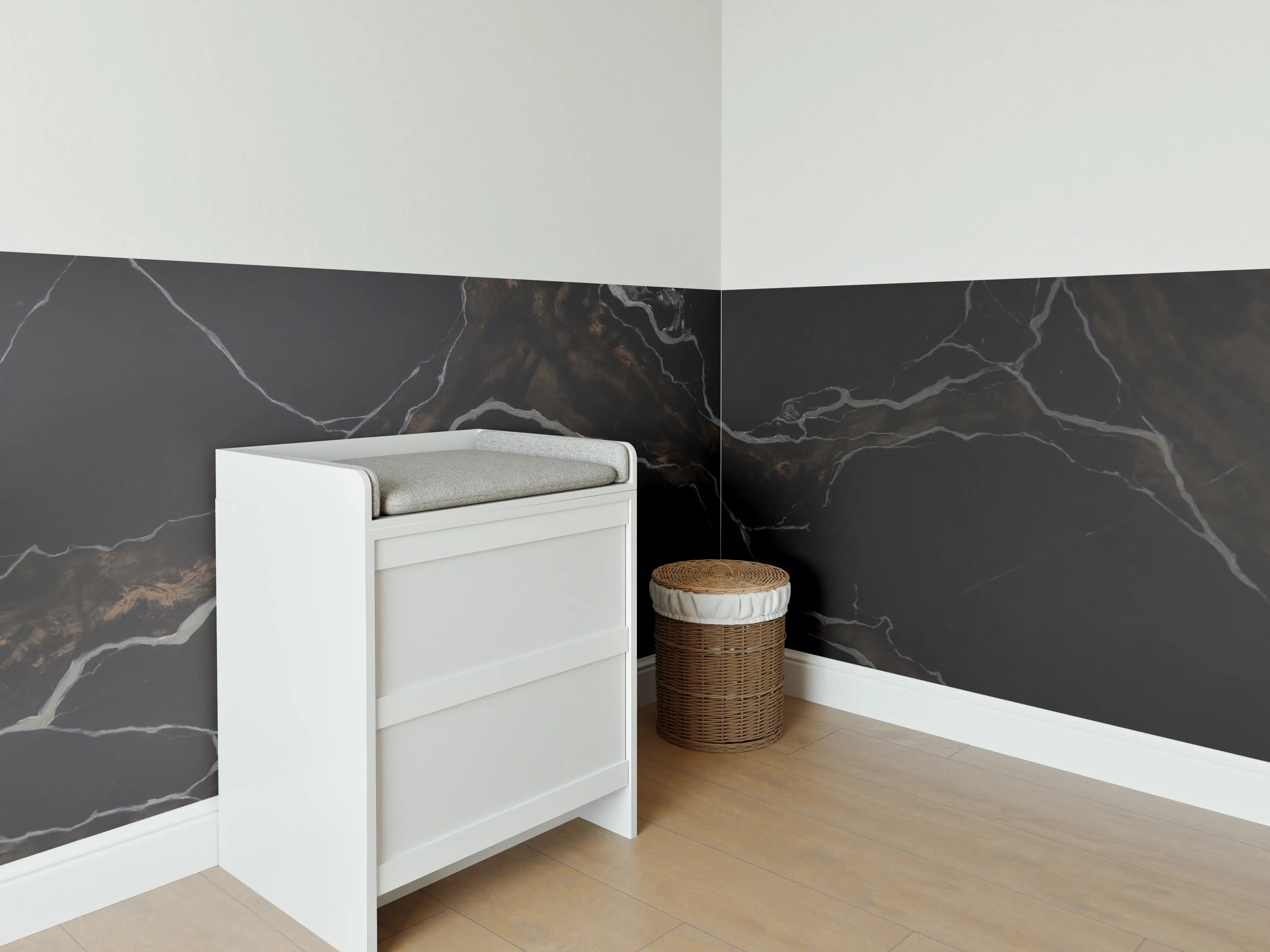 Babyzimmer Wandgestaltung - Schwarz-brauner Marmor