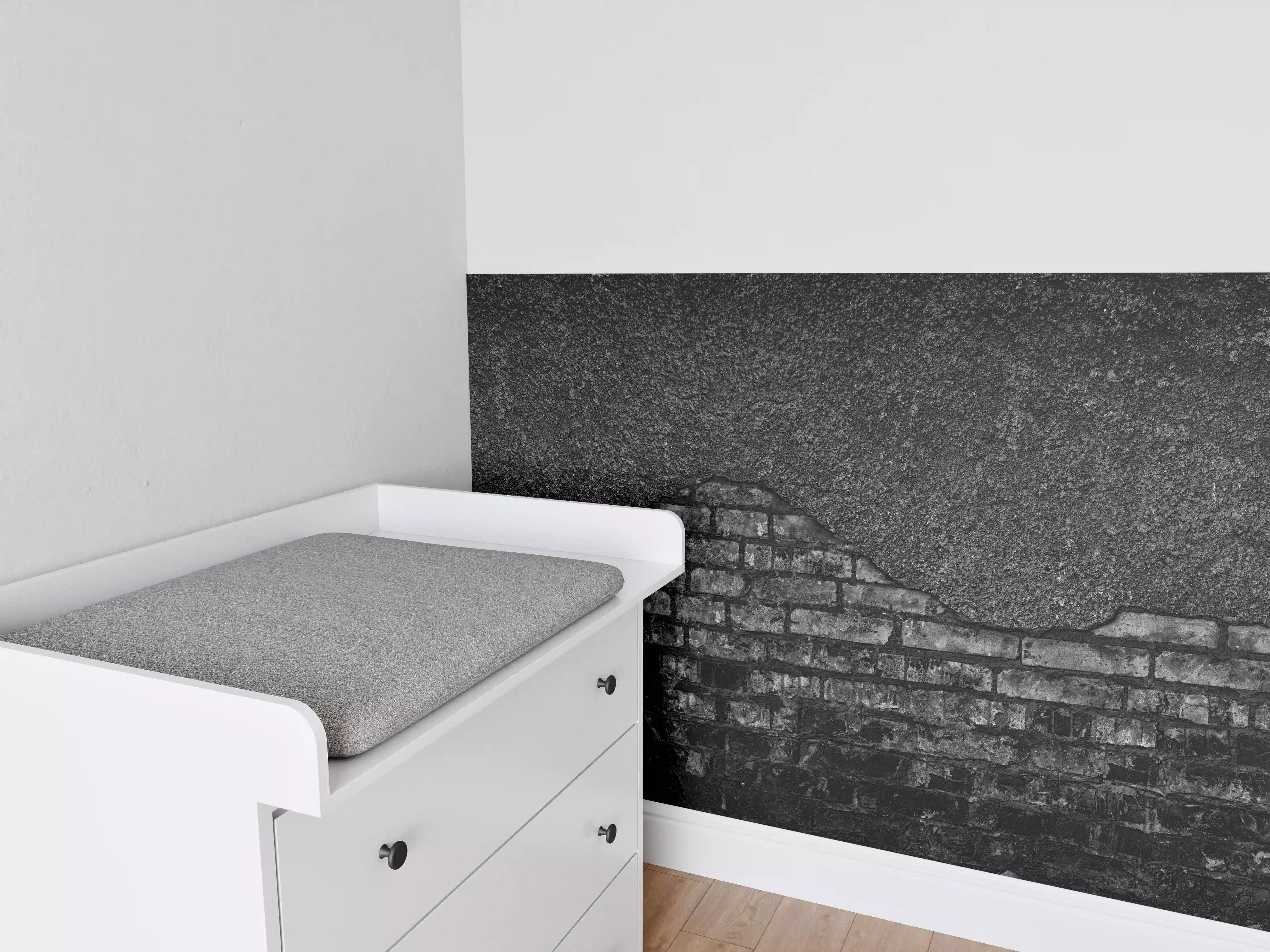 Babyzimmer Wandgestaltung - Schwarz gebrannte Ziegelwand mit abgefallenem Putz