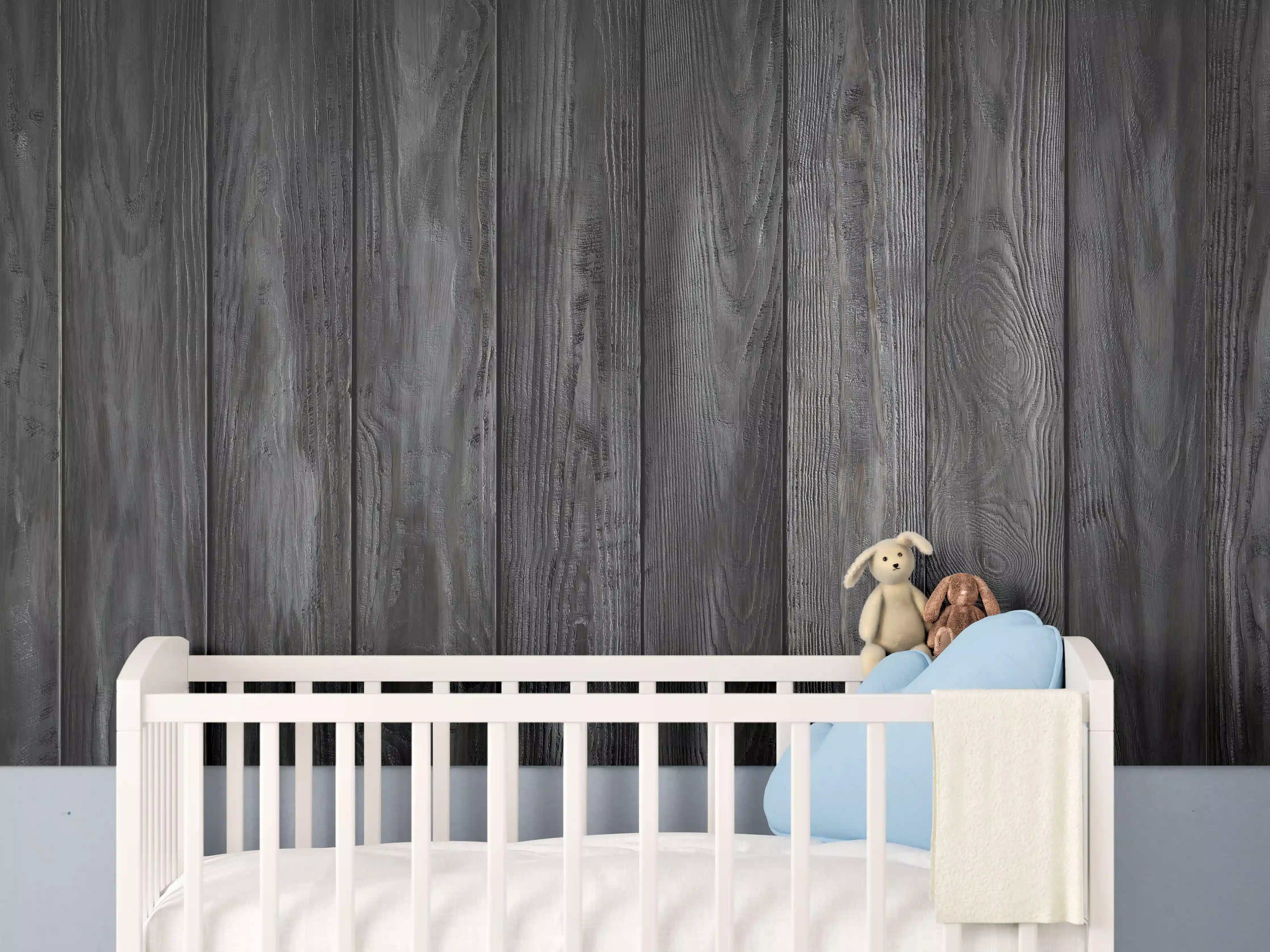 Babyzimmer Wandgestaltung - Schwarz lackierte Holzbretter