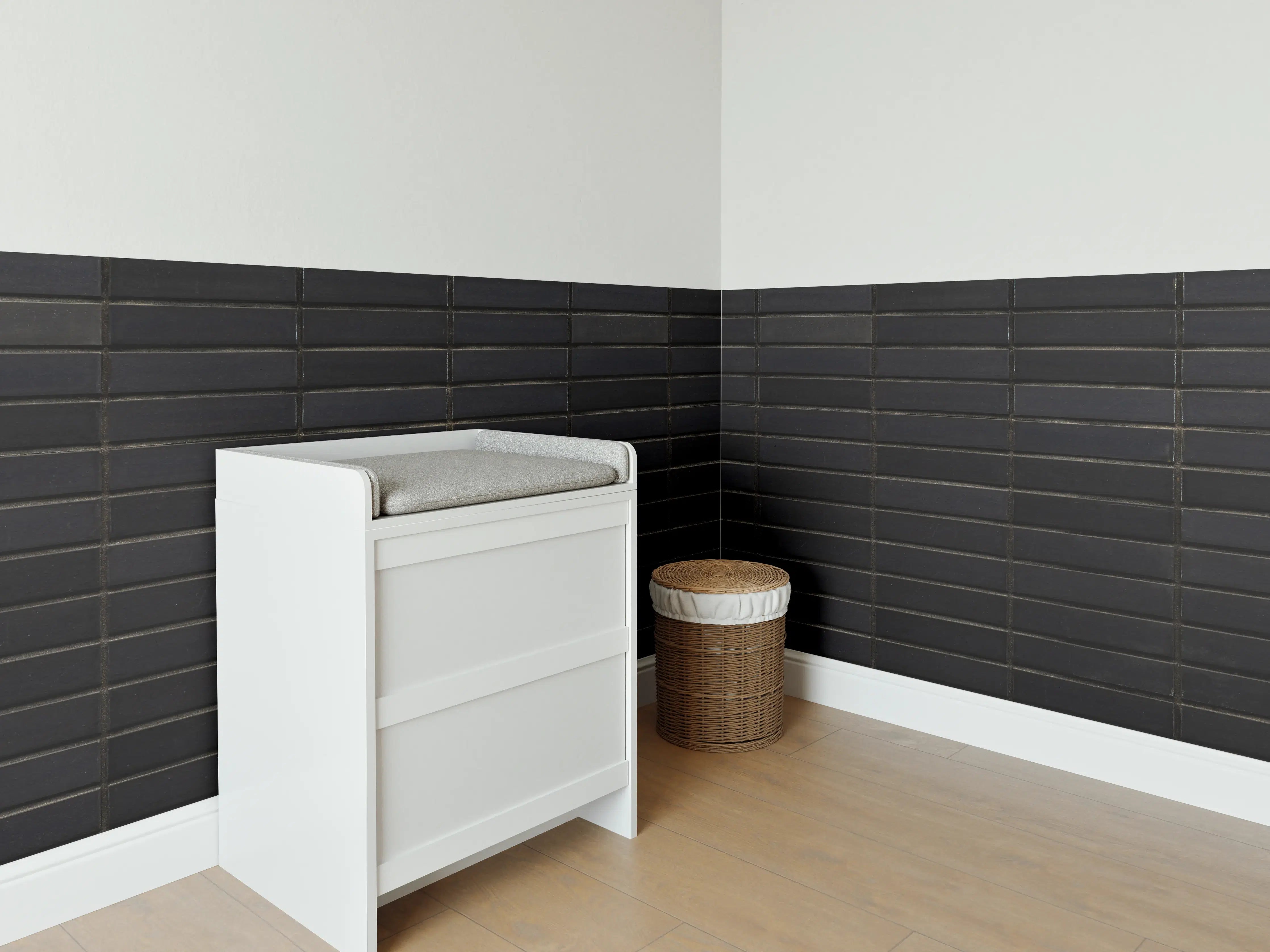 Babyzimmer Wandgestaltung - Schwarze Backsteinmauer mit goldener Akzent