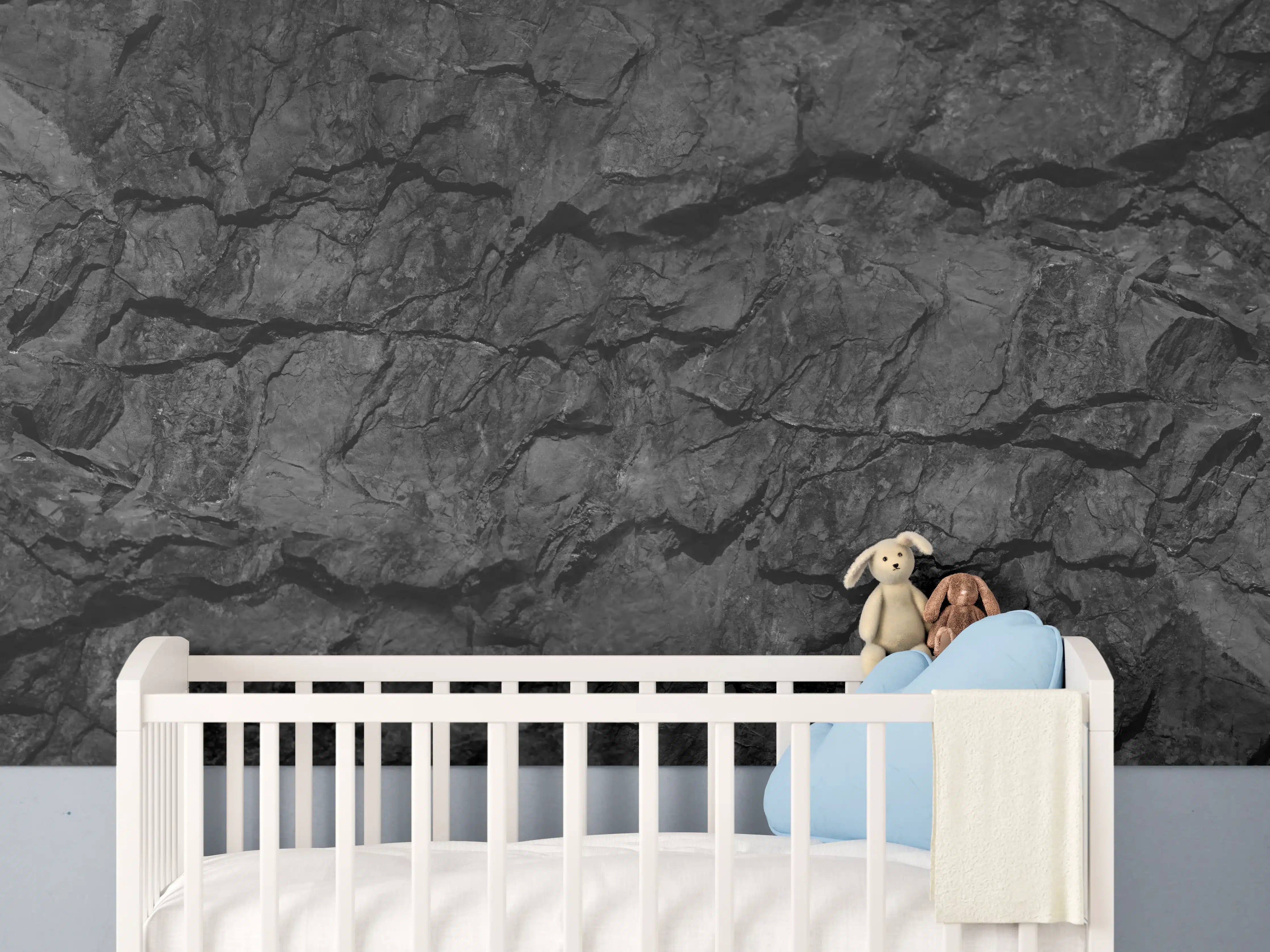 Babyzimmer Wandgestaltung - Schwarze Gesteinstextur mit Rissen