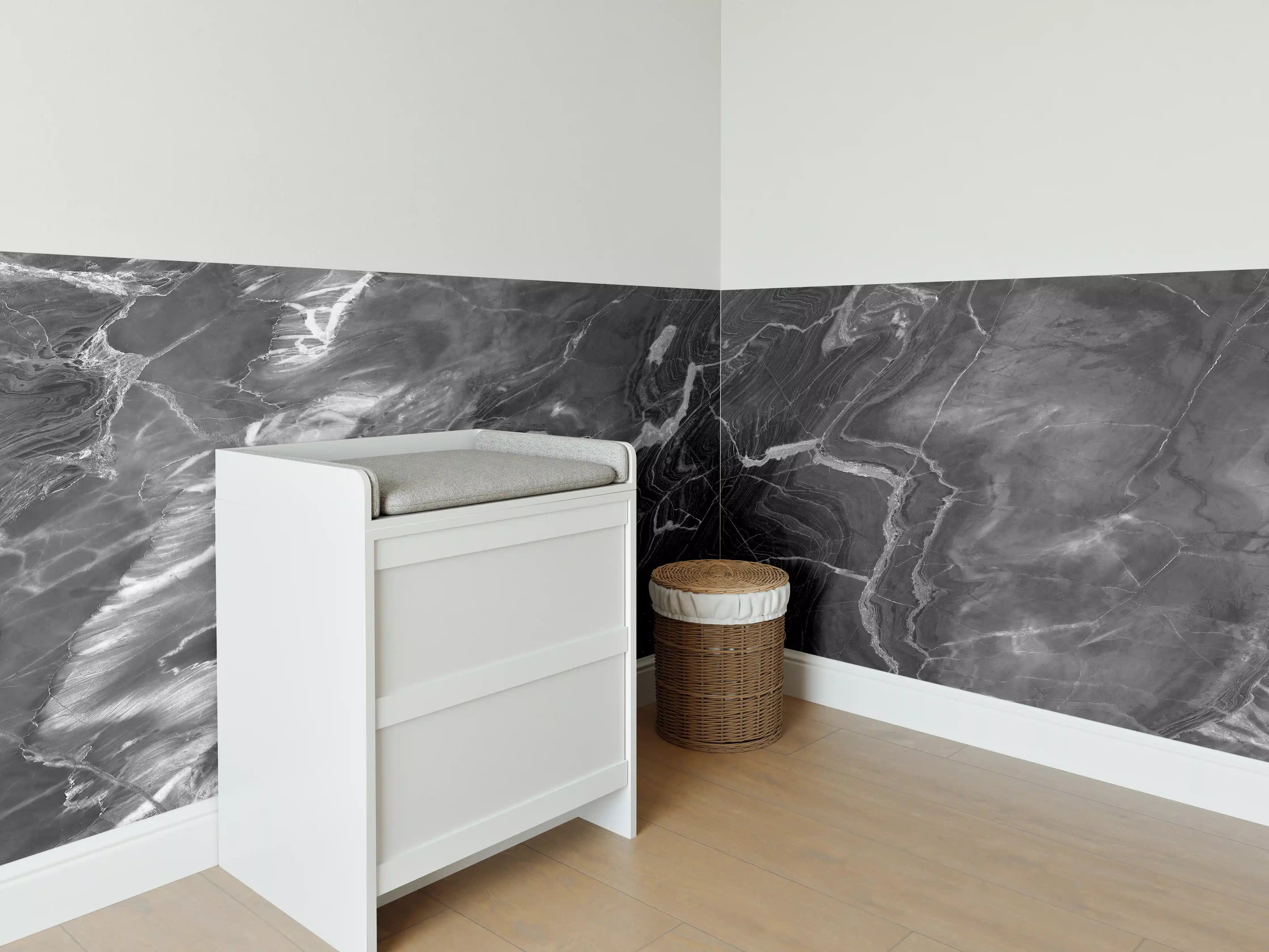 Babyzimmer Wandgestaltung - Schwarzer Marmor mit weißen Adern
