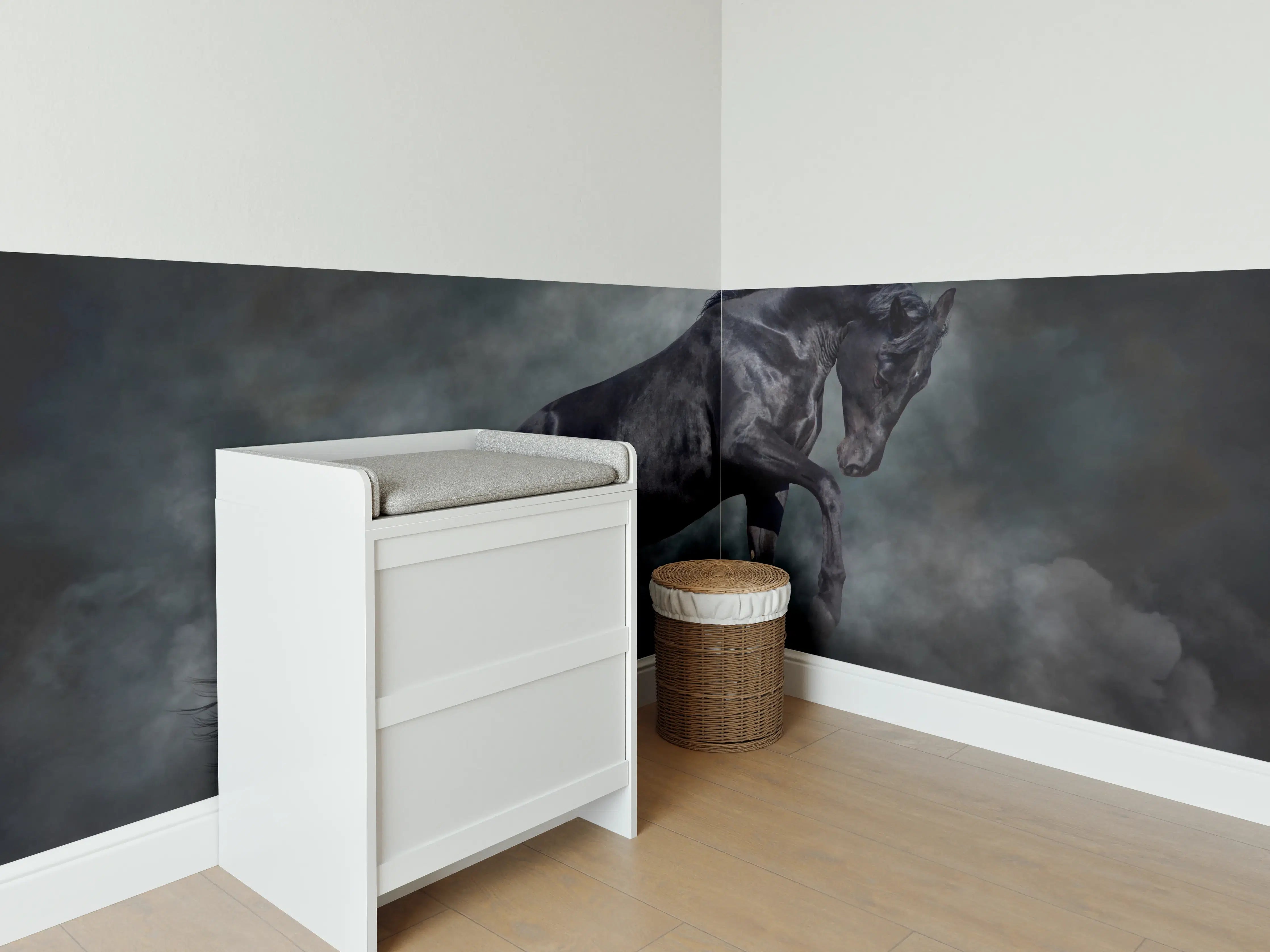 Babyzimmer Wandgestaltung - Schwarzer hengst