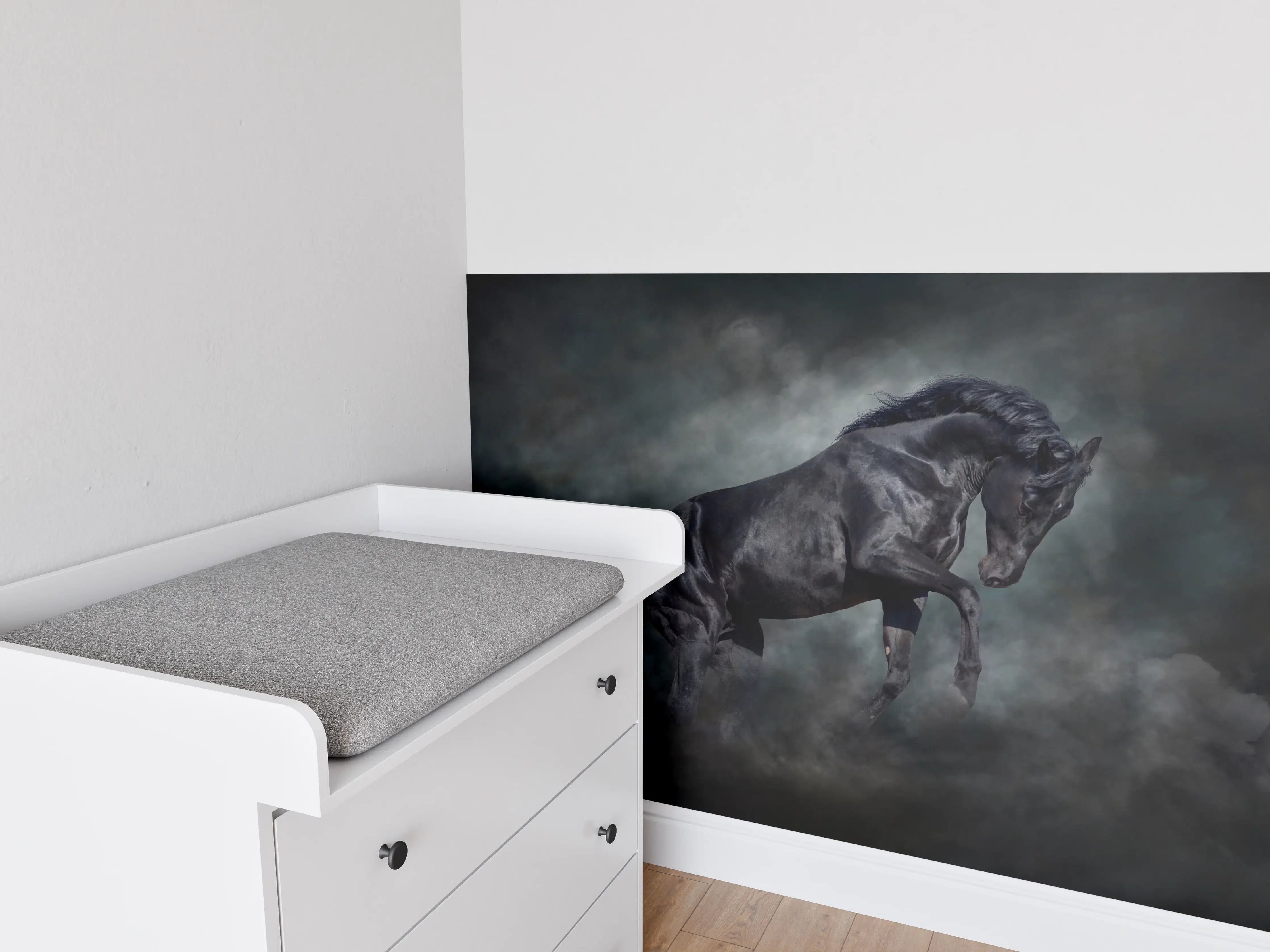 Babyzimmer Wandgestaltung - Schwarzer hengst