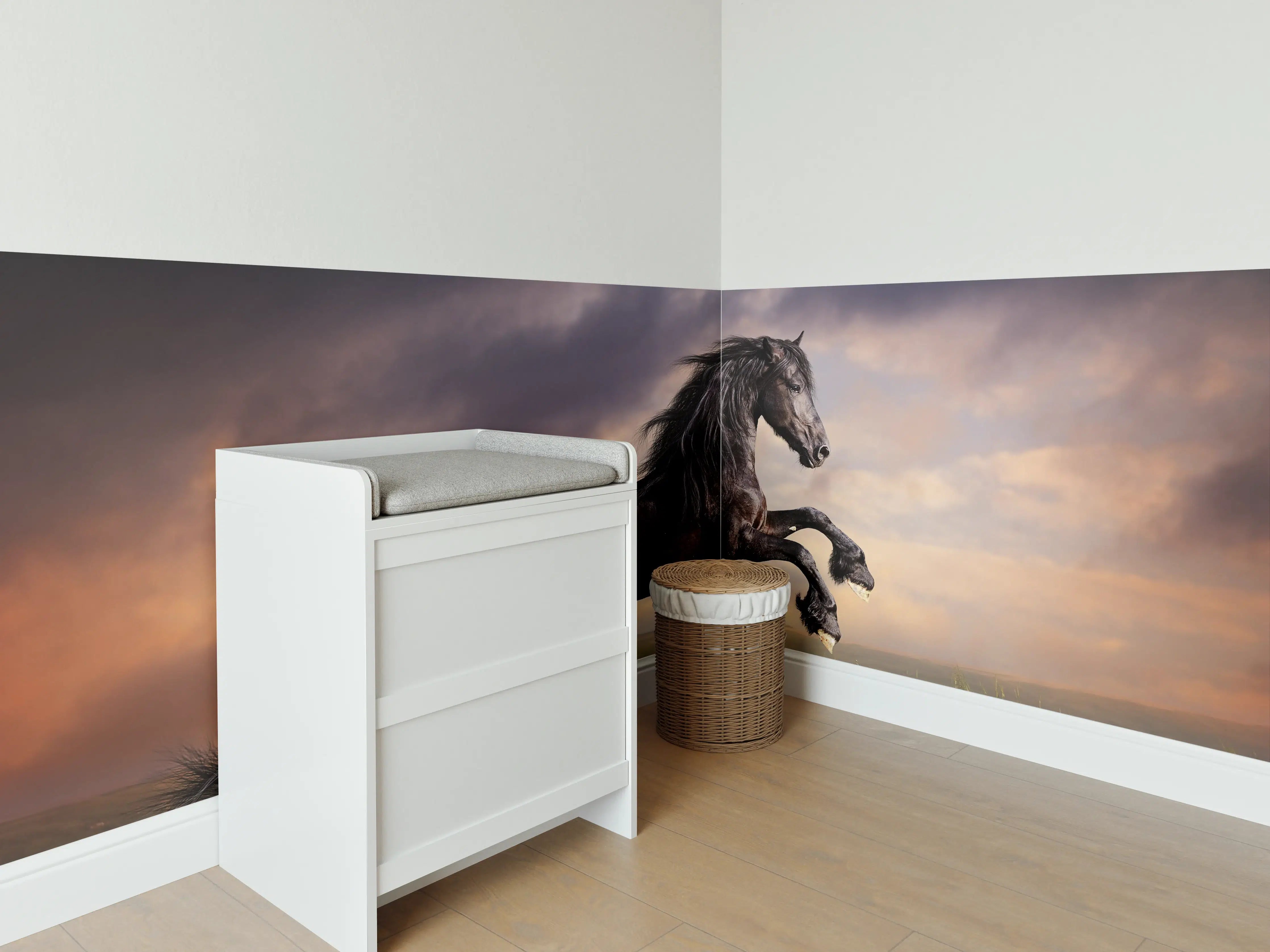 Babyzimmer Wandgestaltung - Schwarzes Friesenpferd Galopp