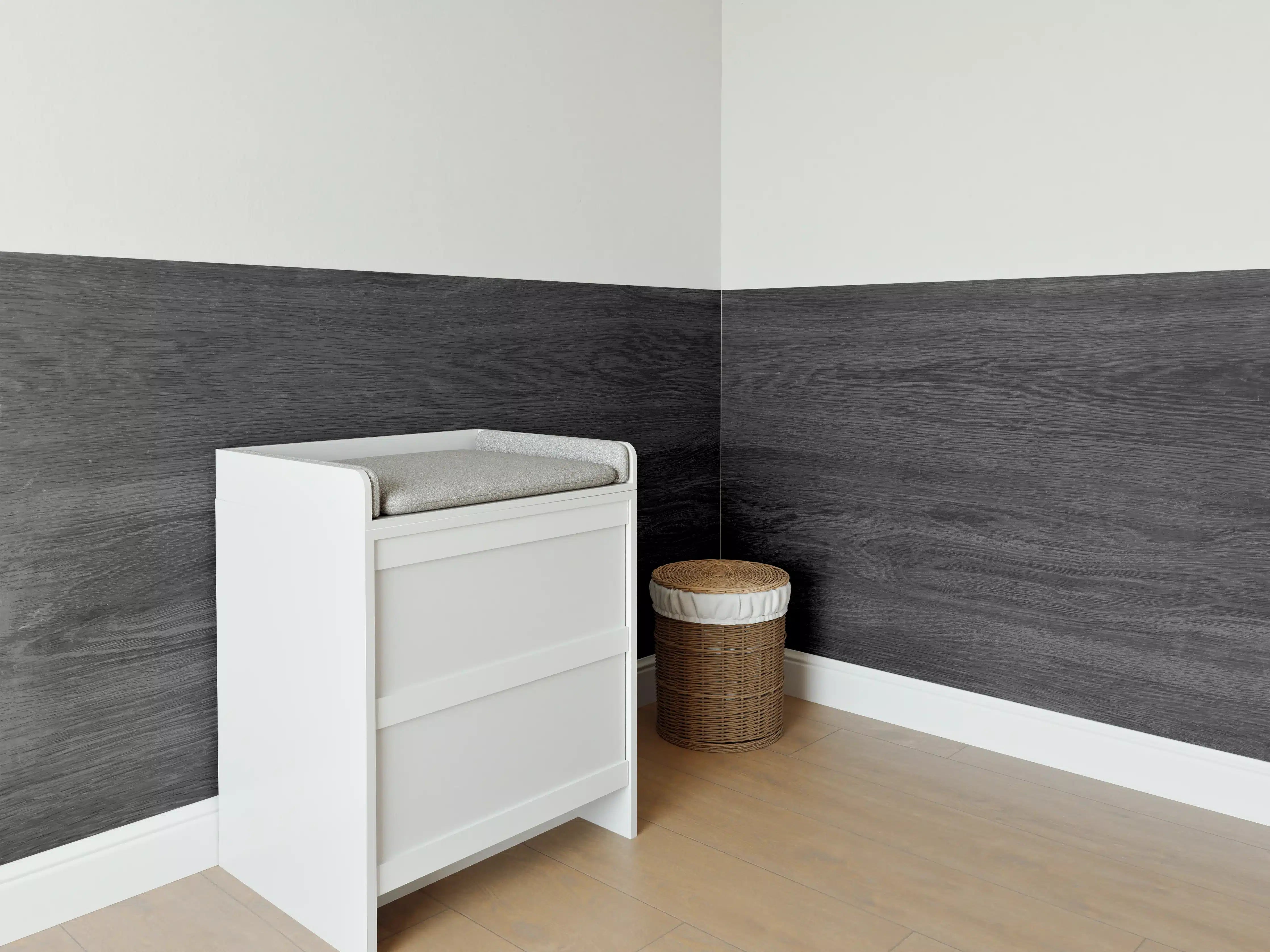 Babyzimmer Wandgestaltung - Schwarzes Holz Hintergrund