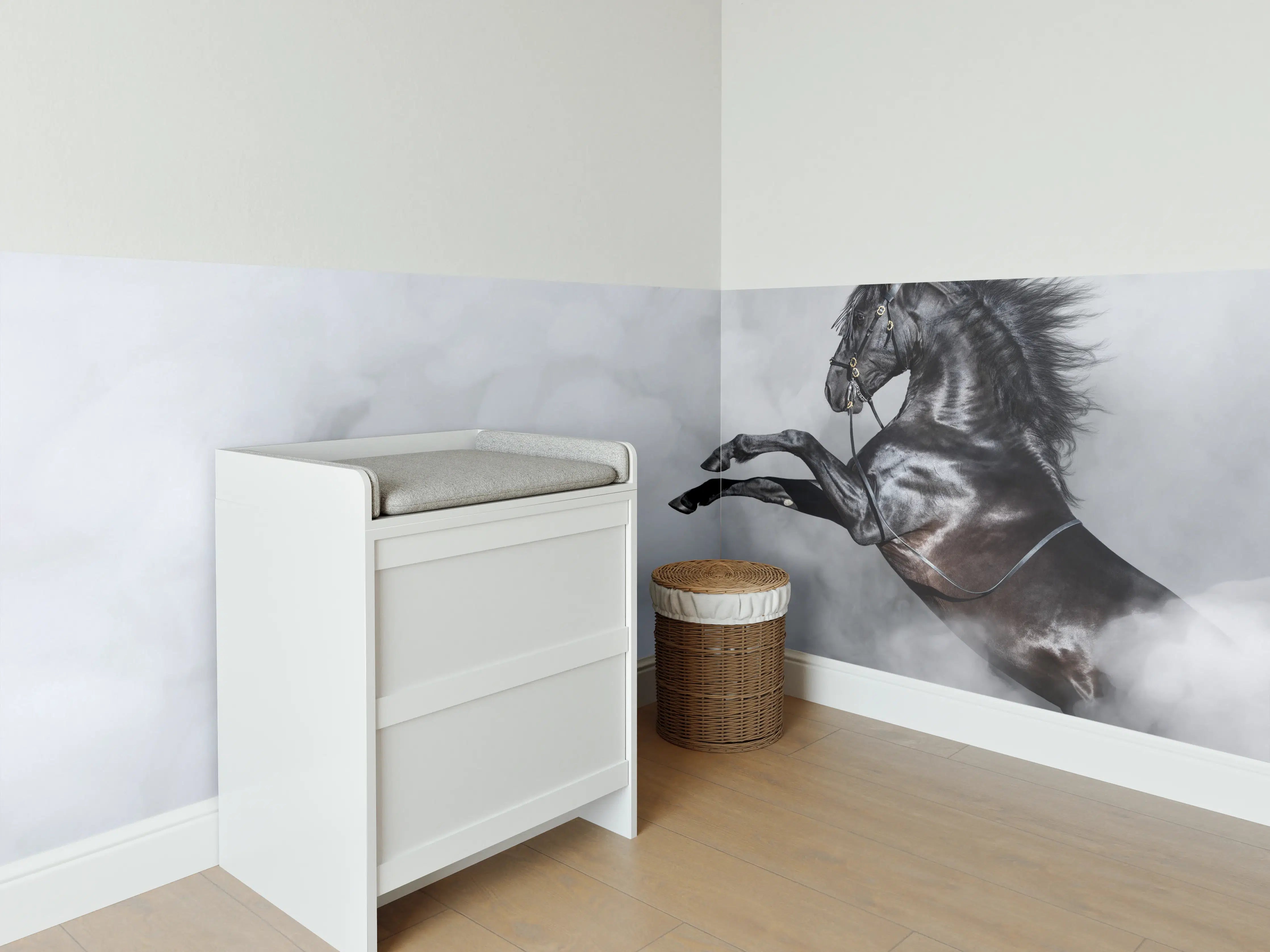 Babyzimmer Wandgestaltung - Schwarzes Pferd im Nebel Kunstbild