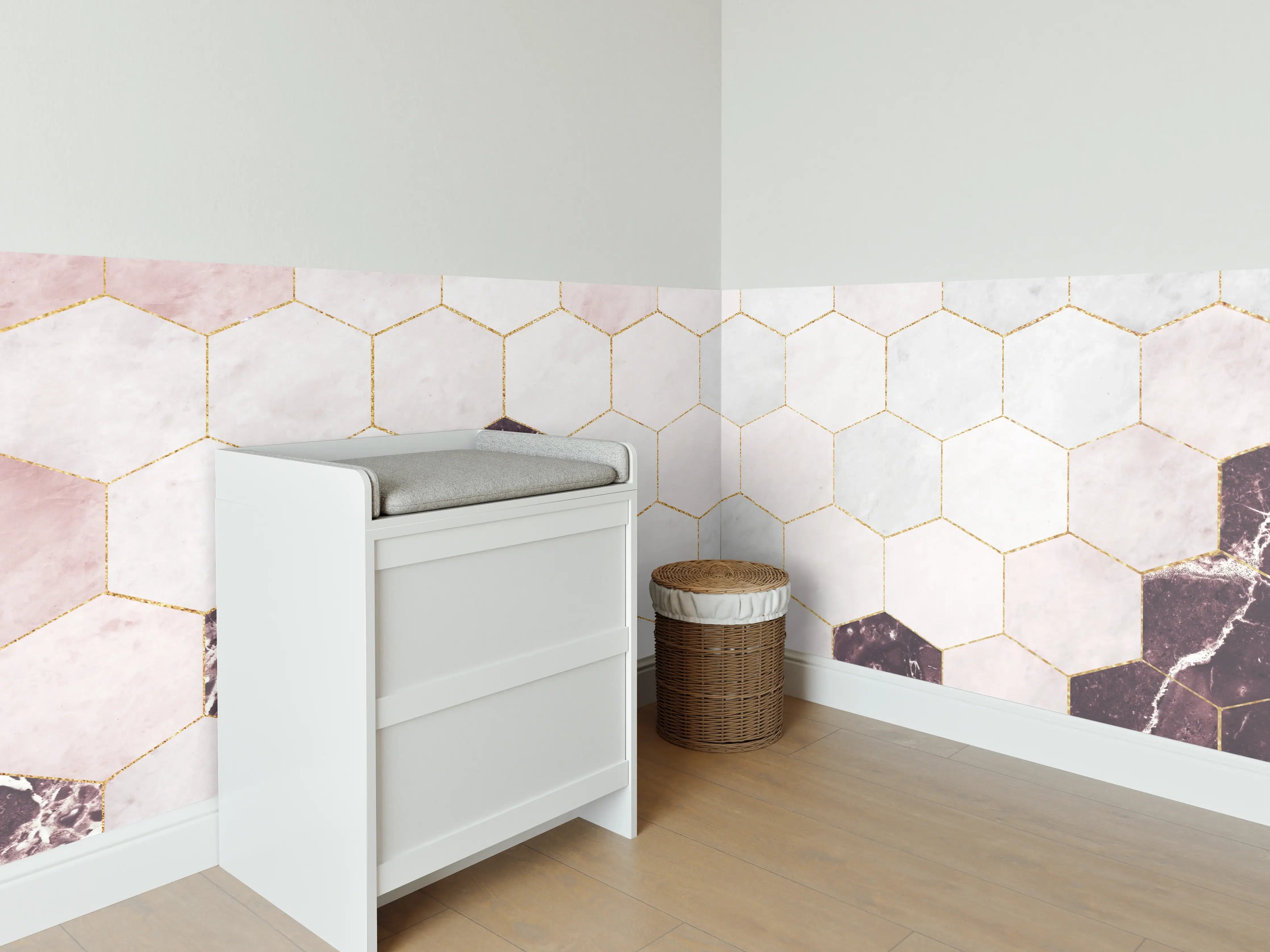 Babyzimmer Wandgestaltung - Sechseckige rosafarbiger Marmor mit Goldumrandung