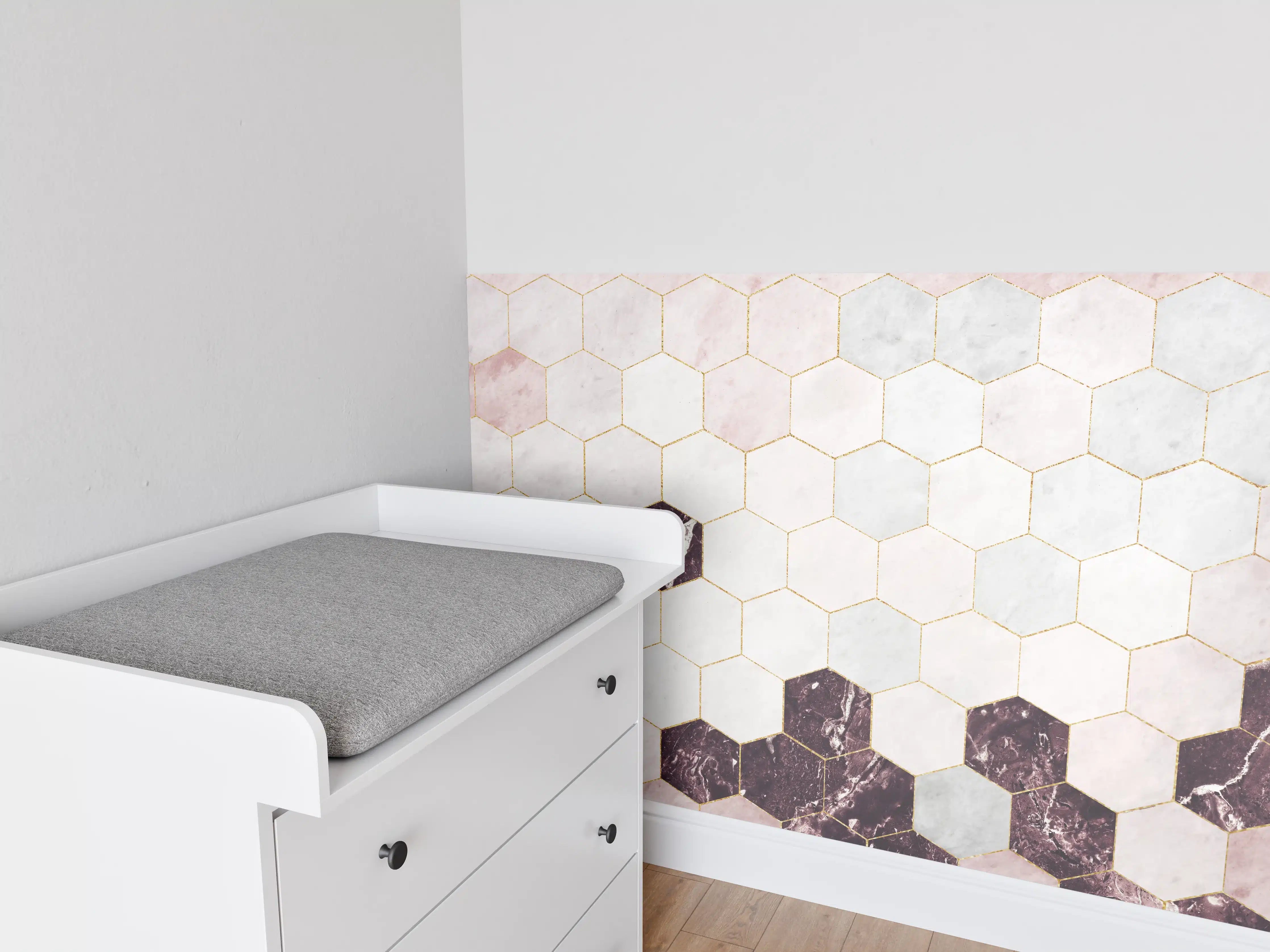 Babyzimmer Wandgestaltung - Sechseckige rosafarbiger Marmor mit Goldumrandung