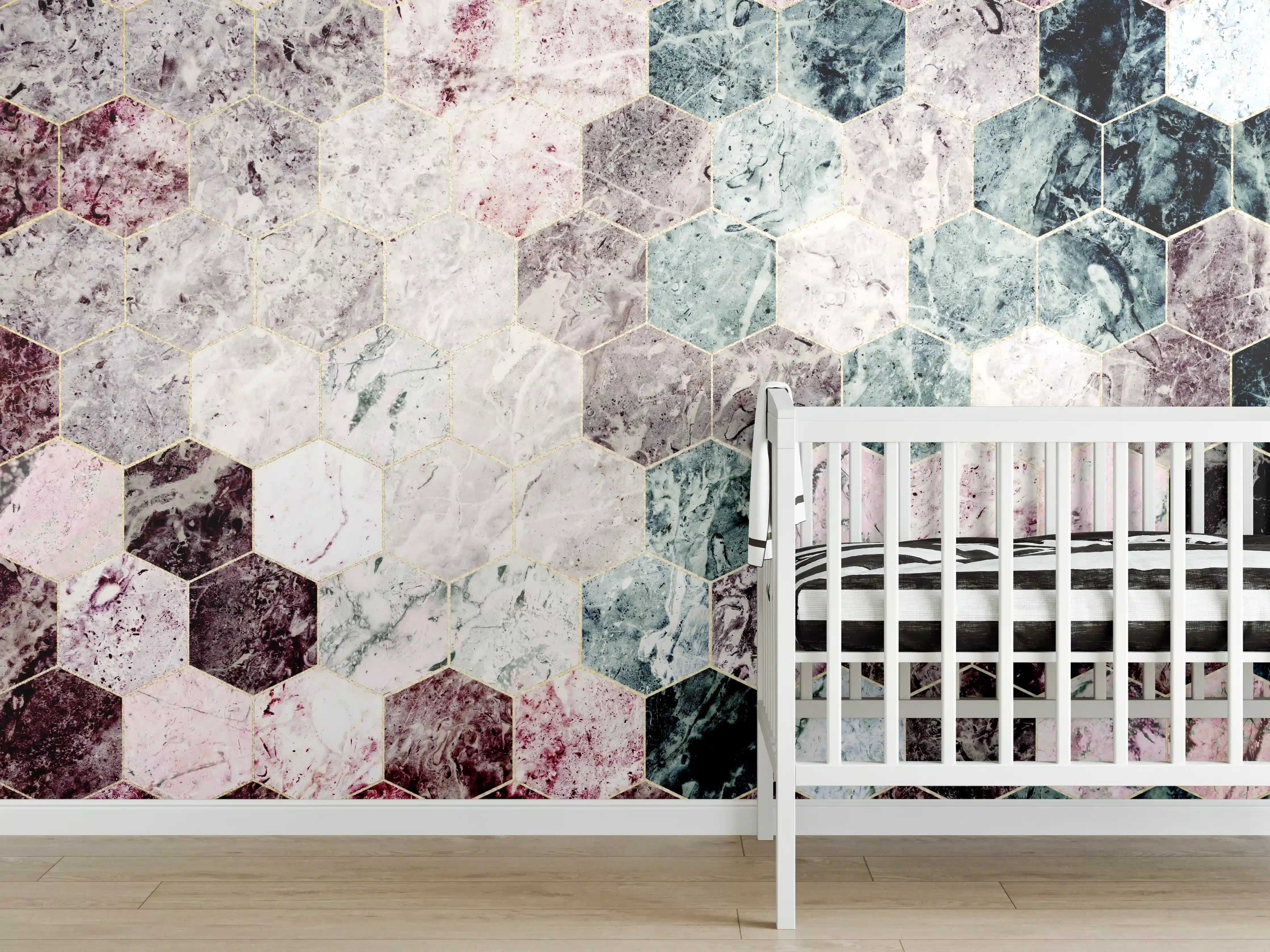 Babyzimmer Wandgestaltung - Sechseckiger dunkler Marmor mit Goldumrandung