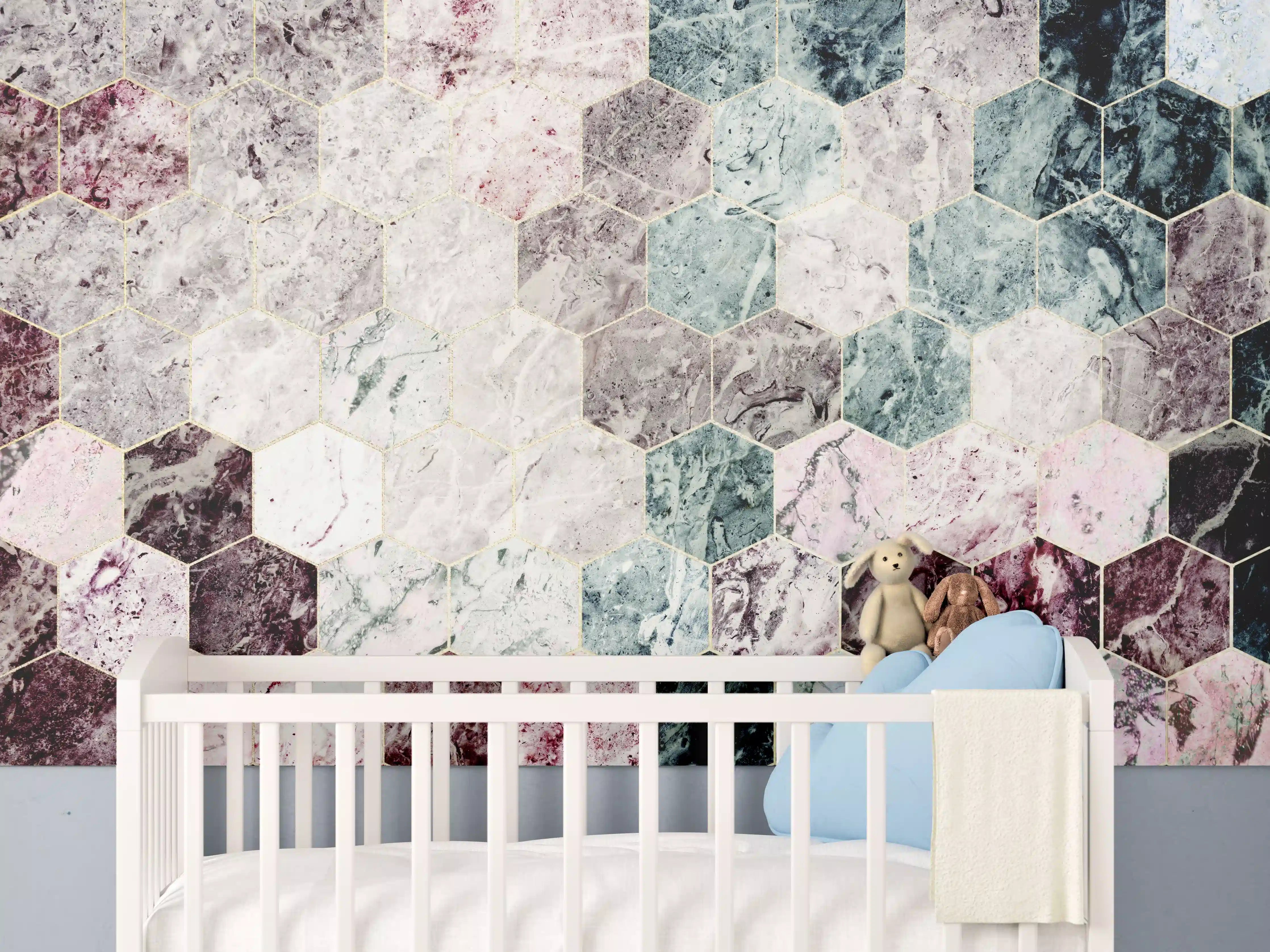 Babyzimmer Wandgestaltung - Sechseckiger dunkler Marmor mit Goldumrandung