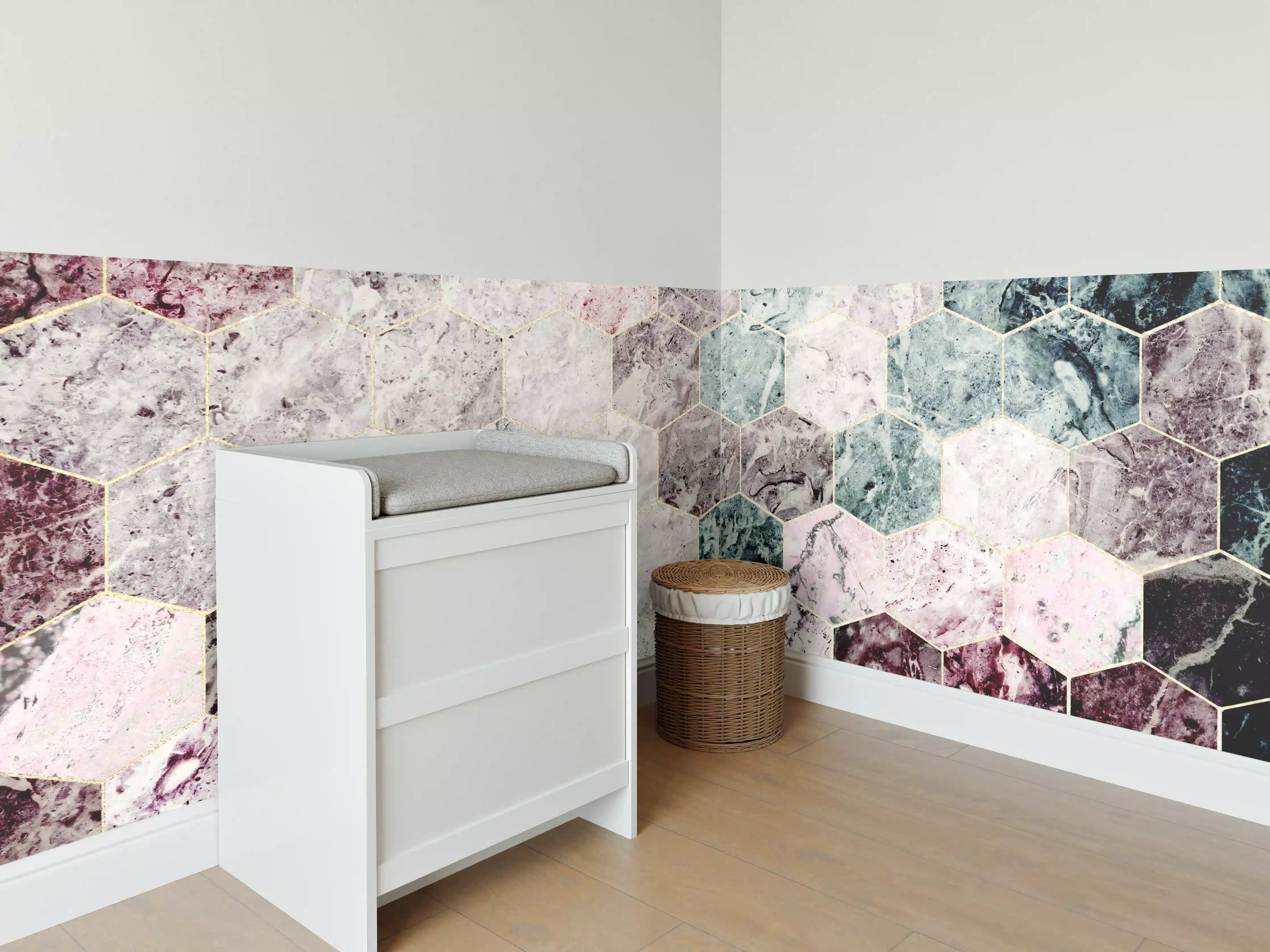 Babyzimmer Wandgestaltung - Sechseckiger dunkler Marmor mit Goldumrandung