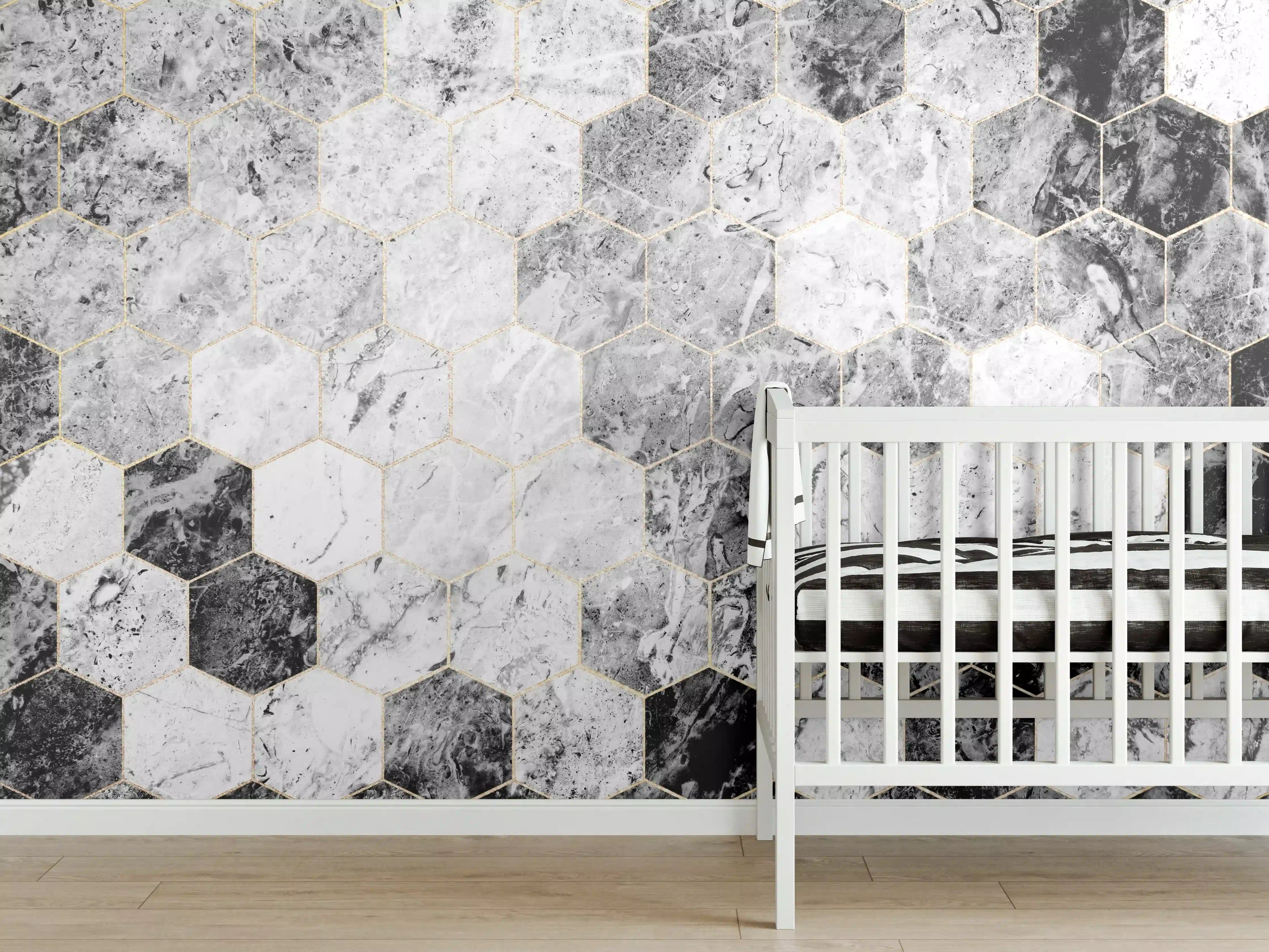 Babyzimmer Wandgestaltung - Sechseckiger gräulicher Marmor mit Goldumrandung