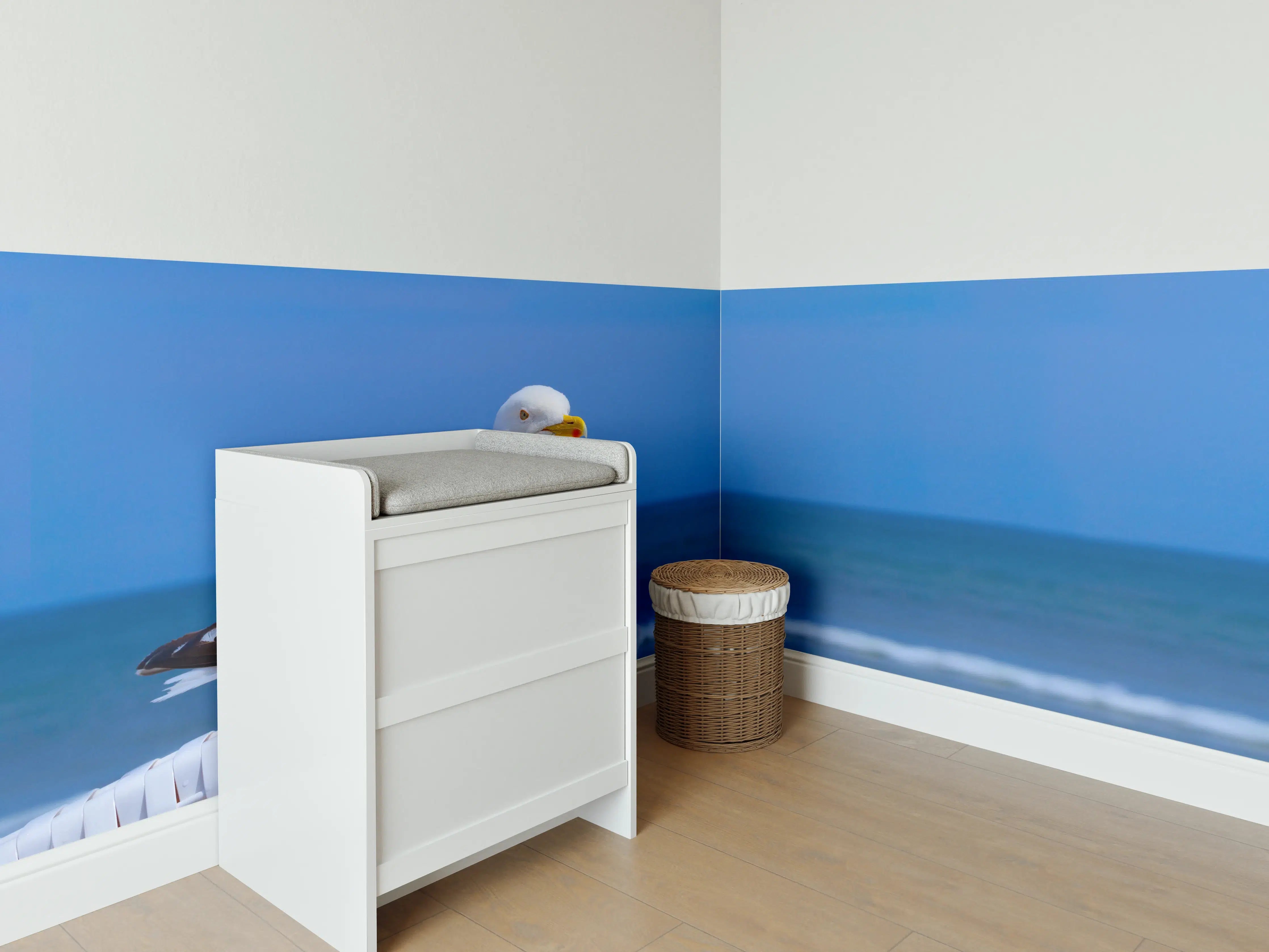 Babyzimmer Wandgestaltung - Seegull am Strand mit blauem Hintergrund