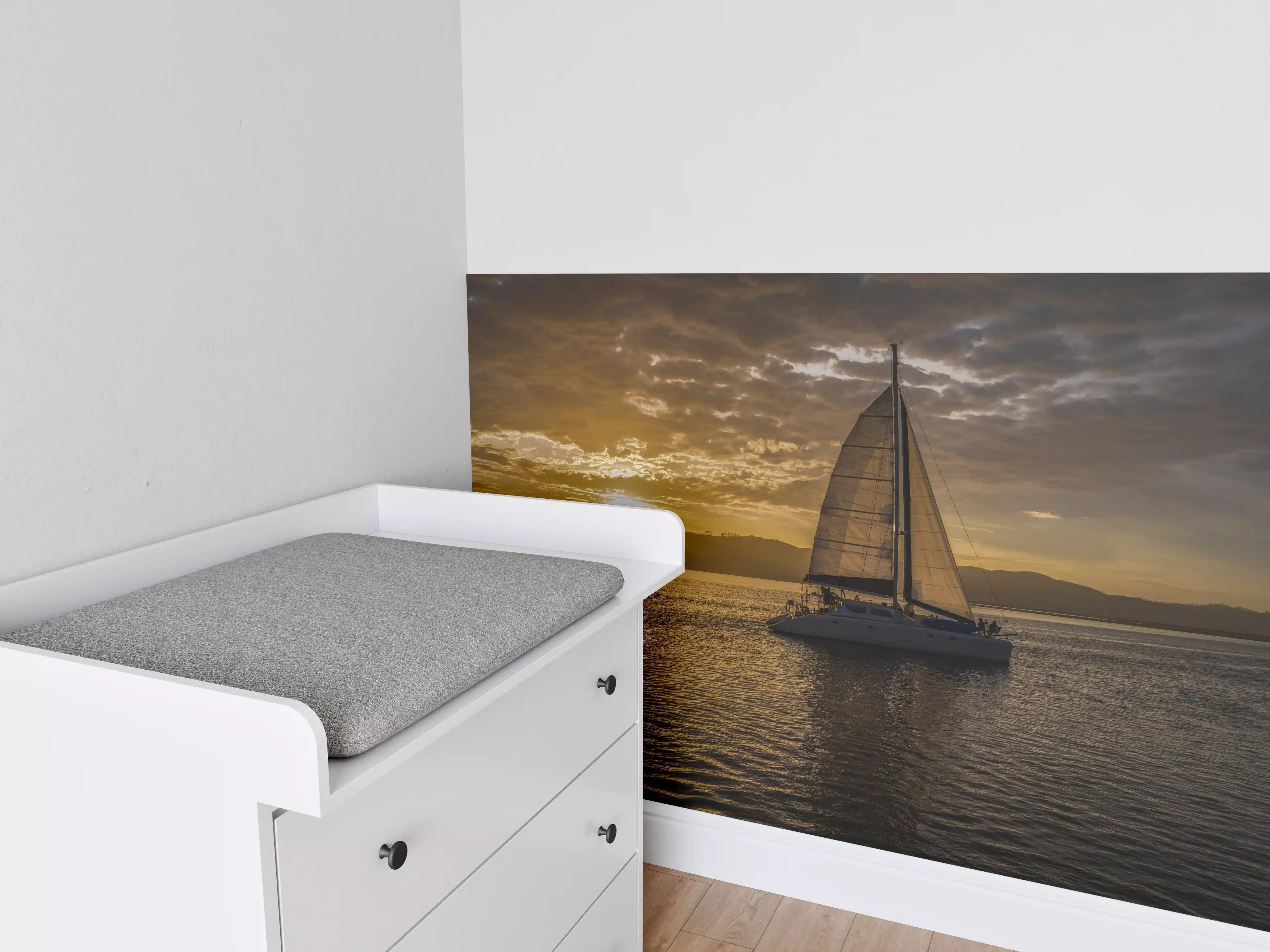 Babyzimmer Wandgestaltung - Segelboot bei Sonnenuntergang in der Lagune von Knysna