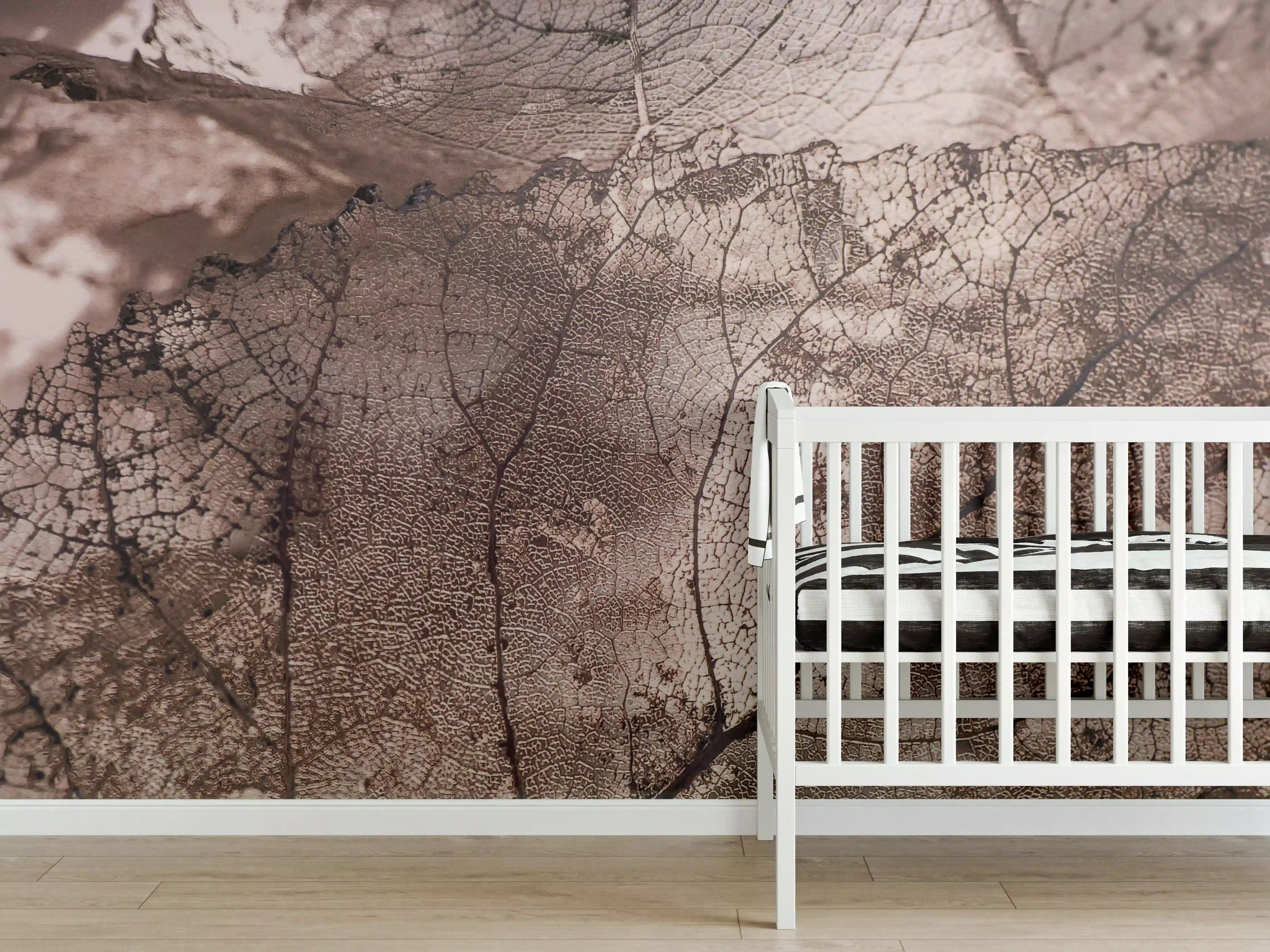 Babyzimmer Wandgestaltung - Seidige Betrachterin im natürlichen Licht