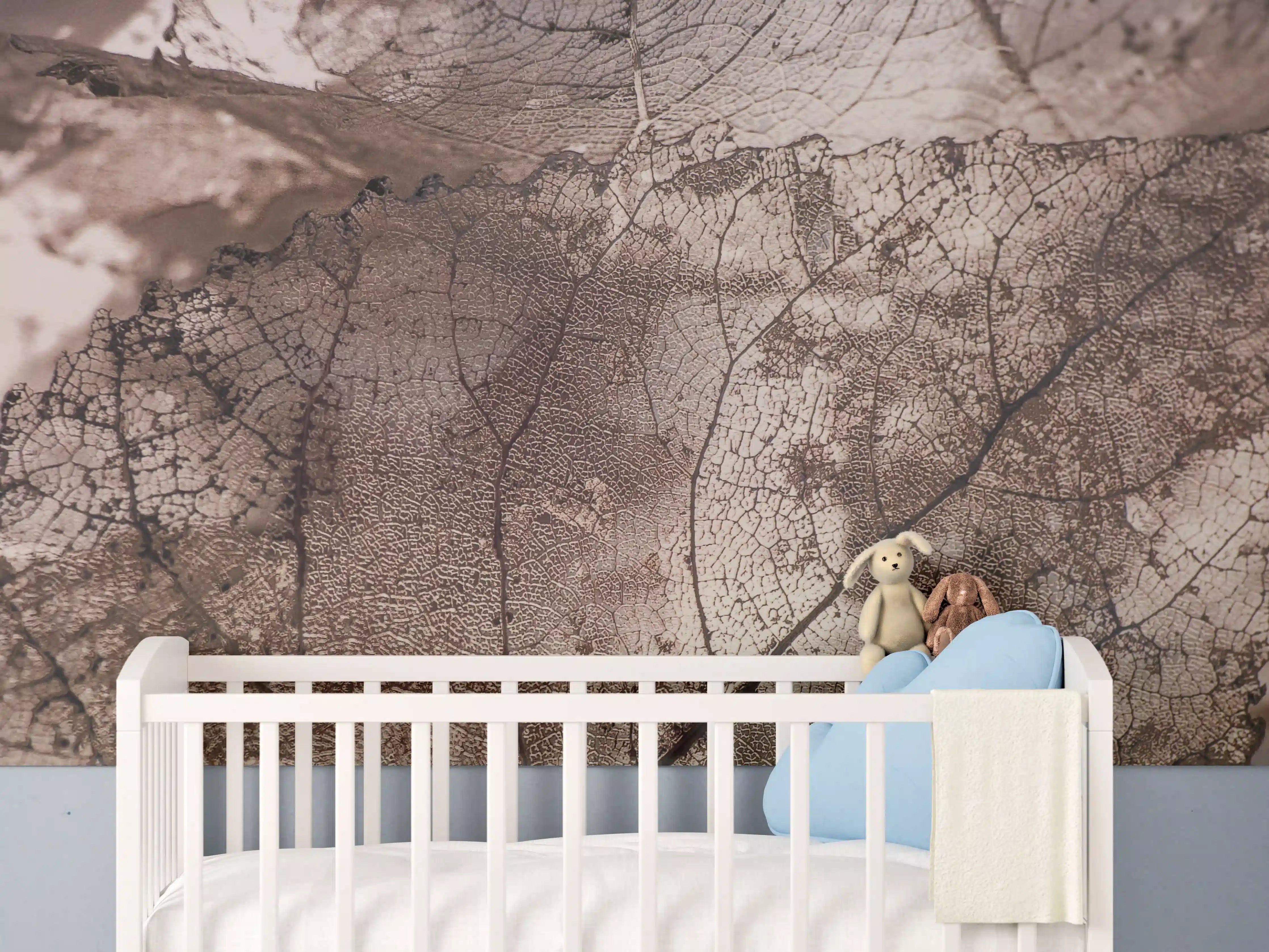 Babyzimmer Wandgestaltung - Seidige Betrachterin im natürlichen Licht