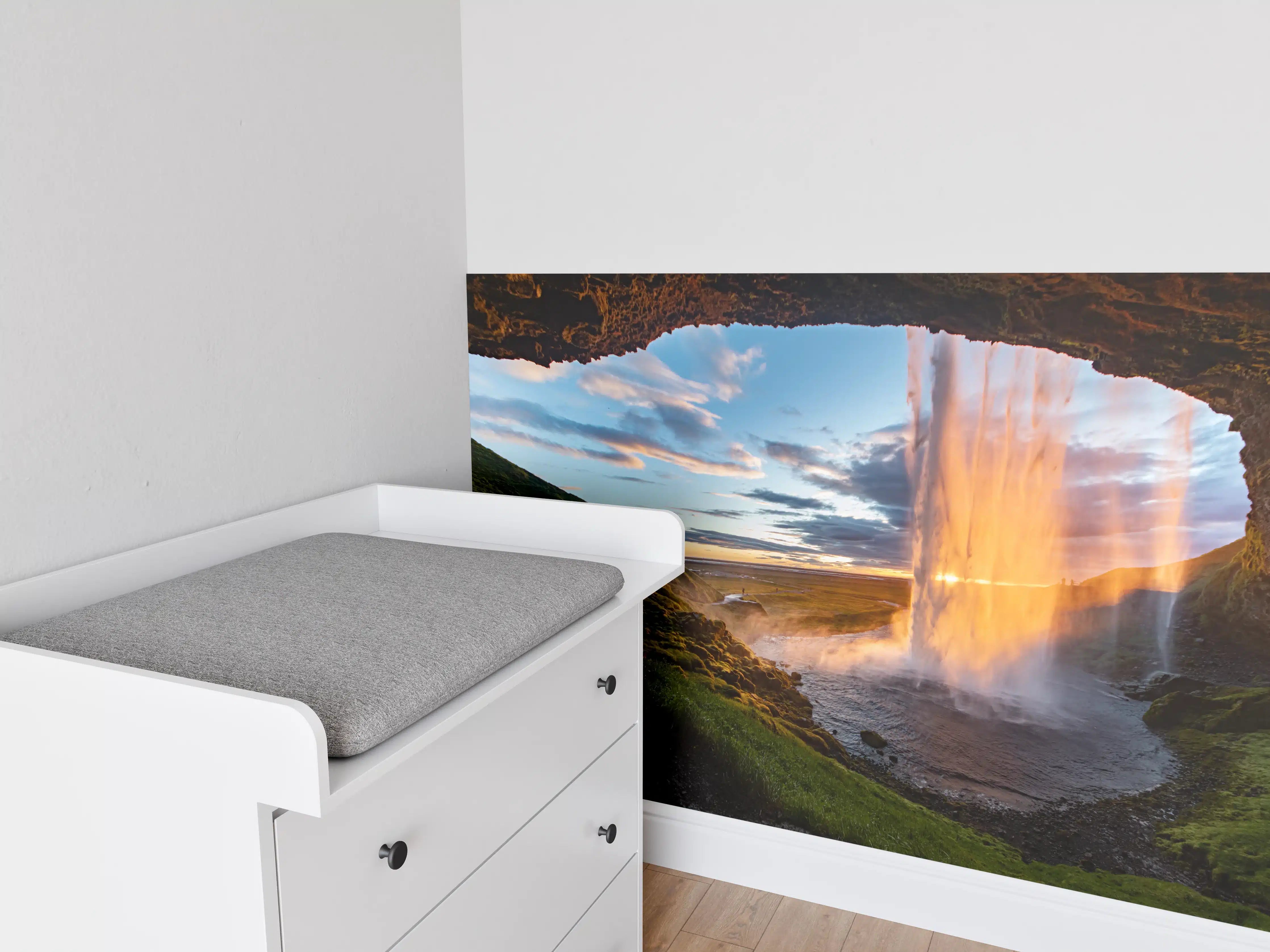 Babyzimmer Wandgestaltung - Seljalandsfoss Wasserfall in Island bei Sonnenuntergang