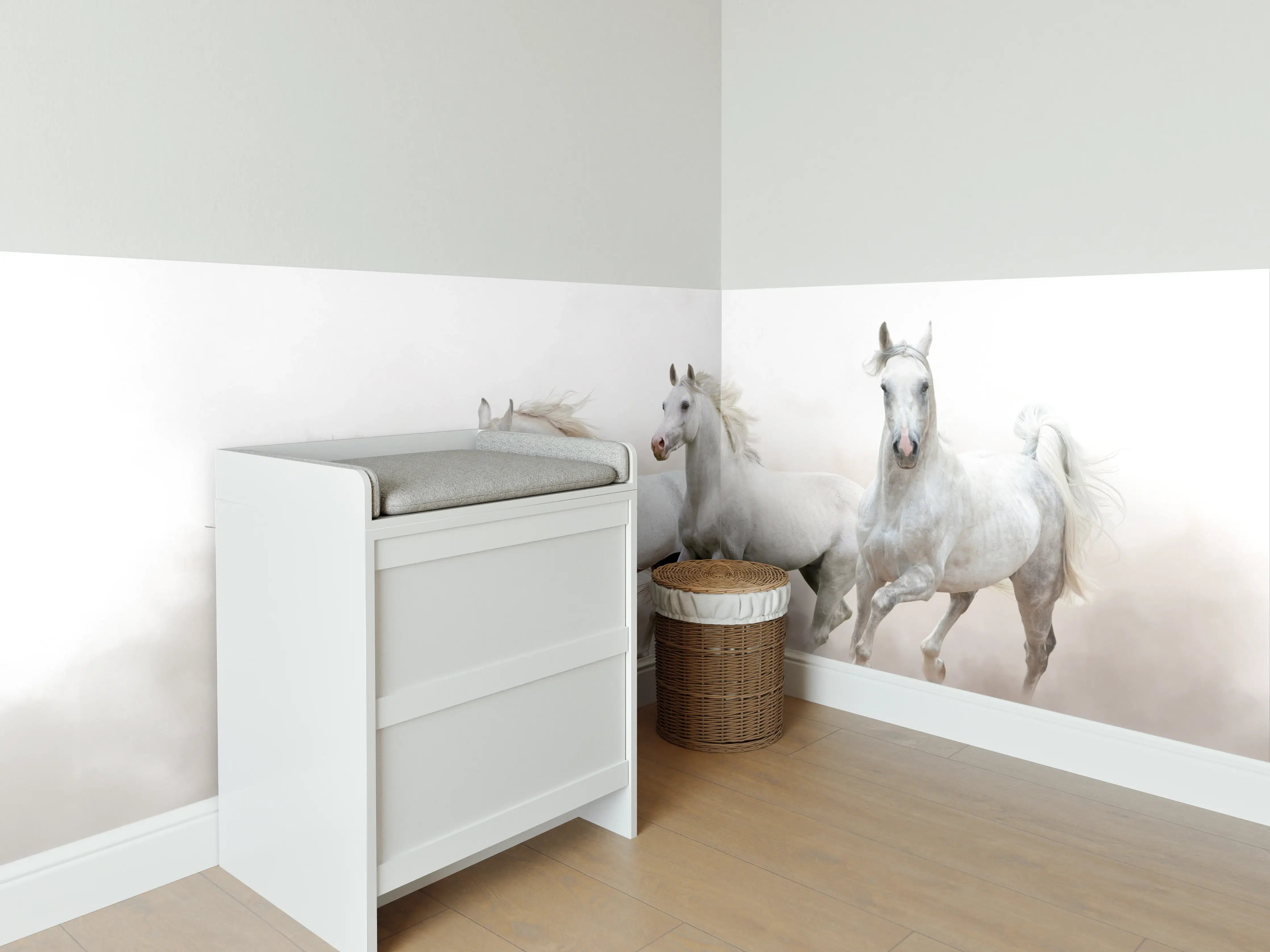 Babyzimmer Wandgestaltung - Silbergraue Hengste in Fluss