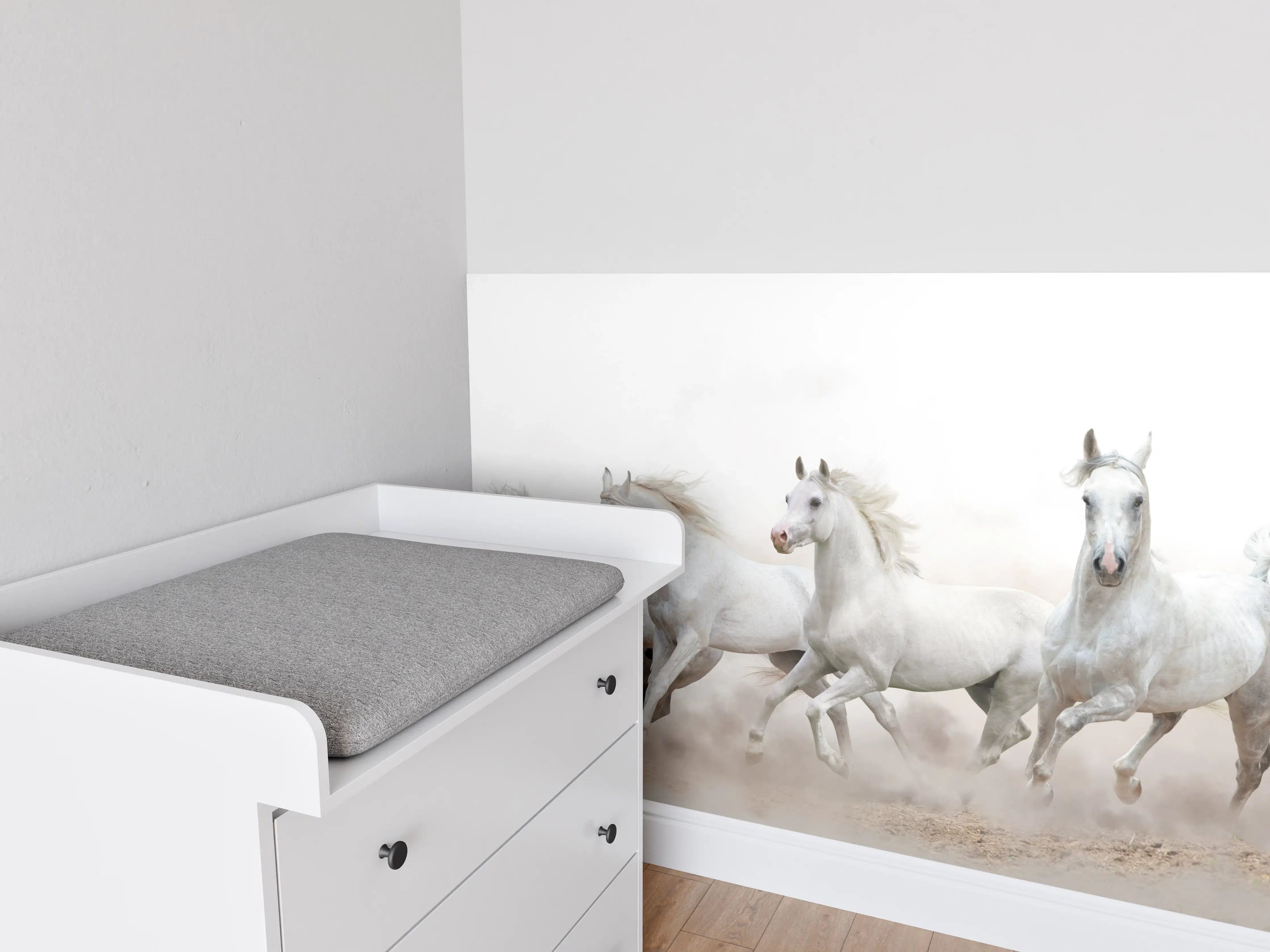 Babyzimmer Wandgestaltung - Silbergraue Hengste in Fluss