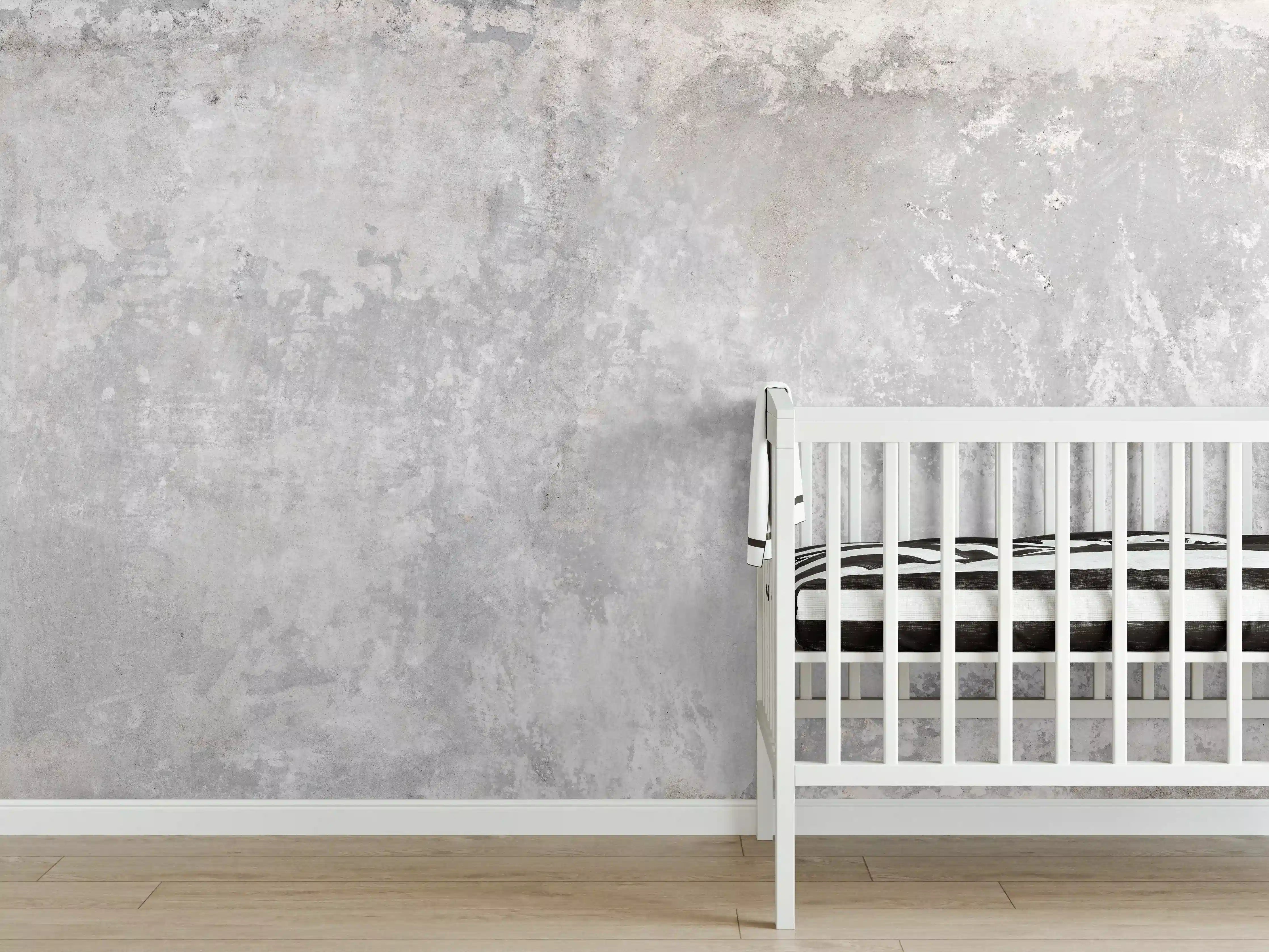 Babyzimmer Wandgestaltung - Silberne Betonstruktur im Weiß