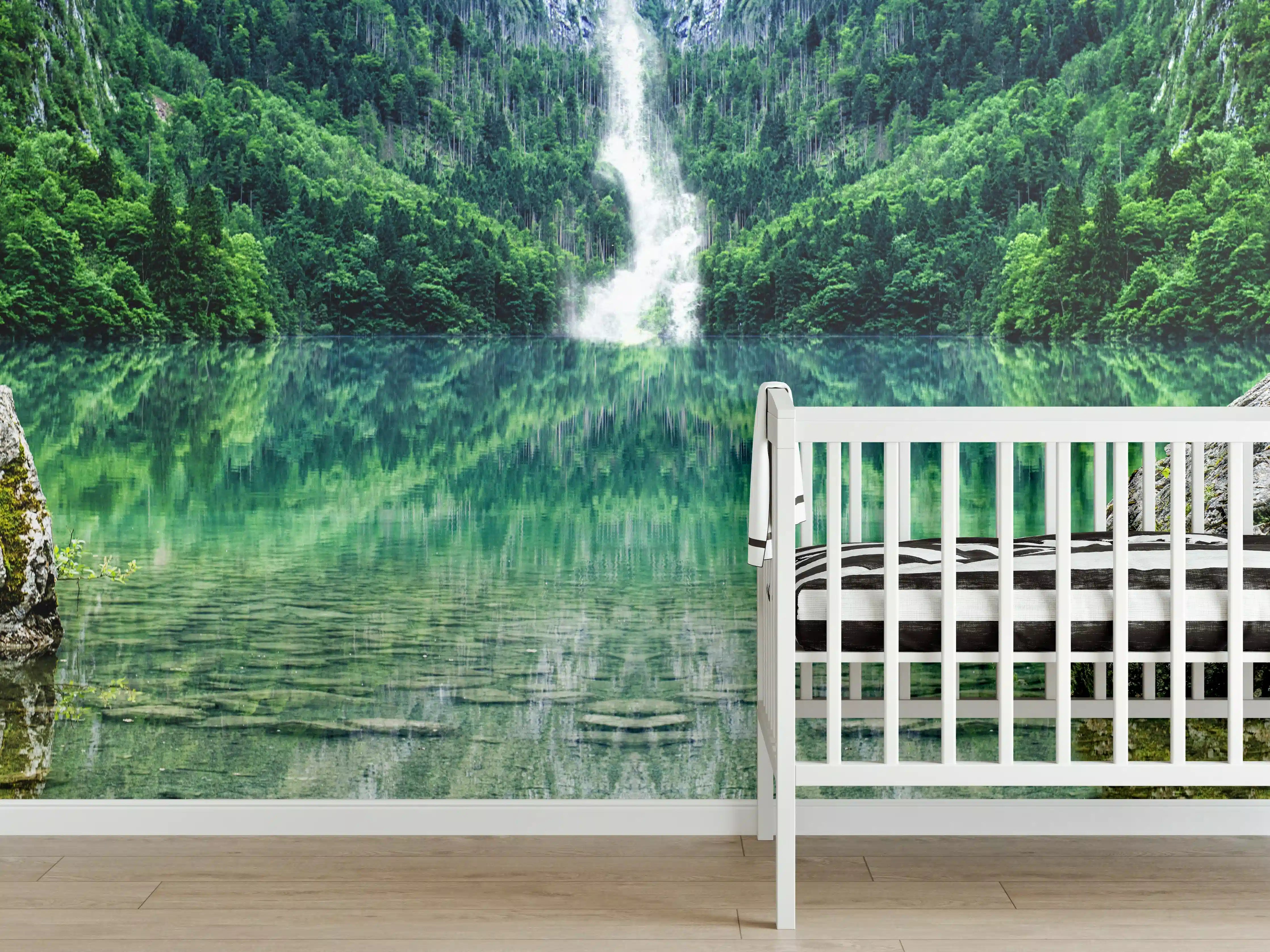 Babyzimmer Wandgestaltung - Silberner Wasserfall im Nebelwald