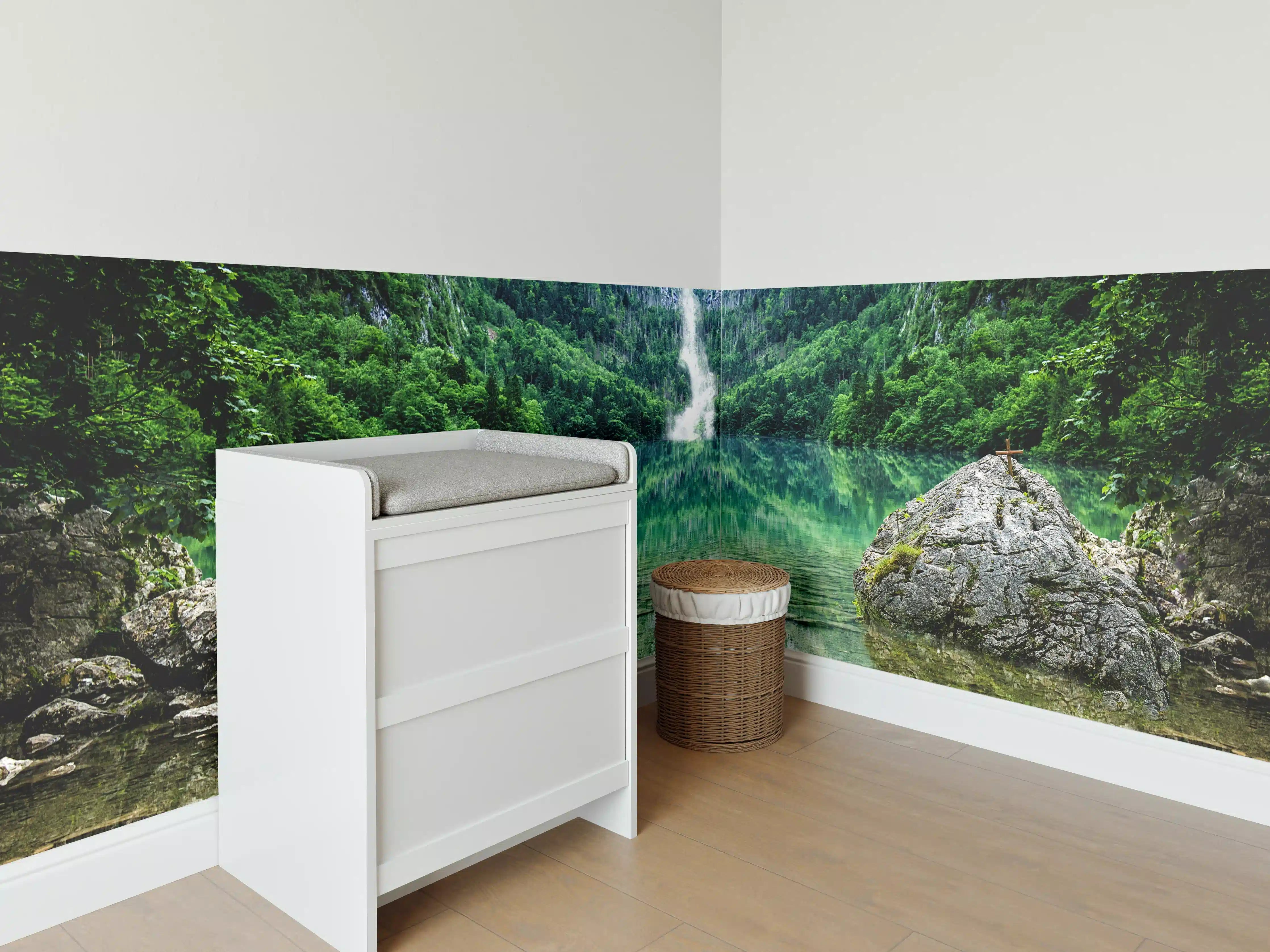 Babyzimmer Wandgestaltung - Silberner Wasserfall im Nebelwald