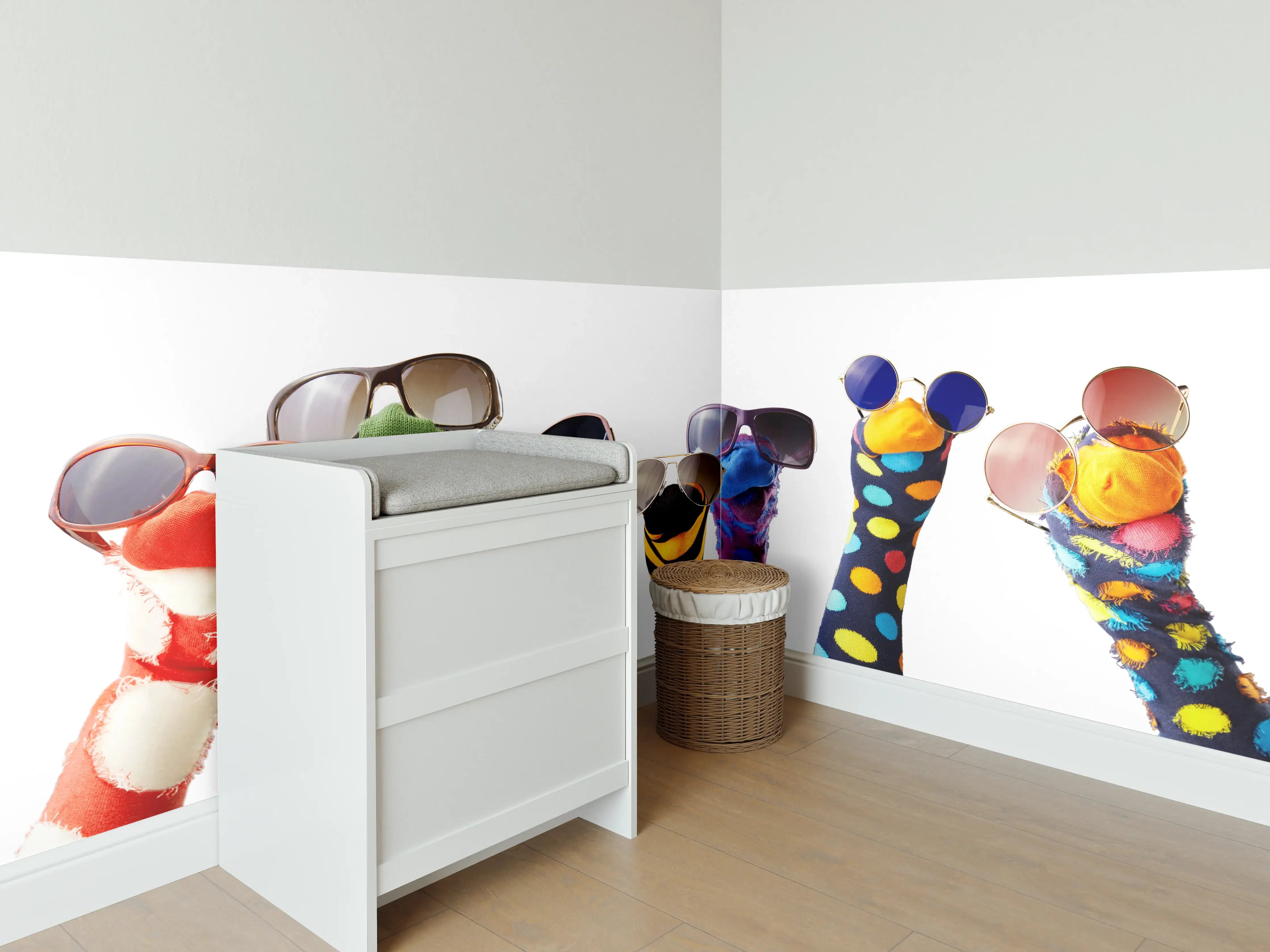 Babyzimmer Wandgestaltung - Sockenpuppen mit Brille