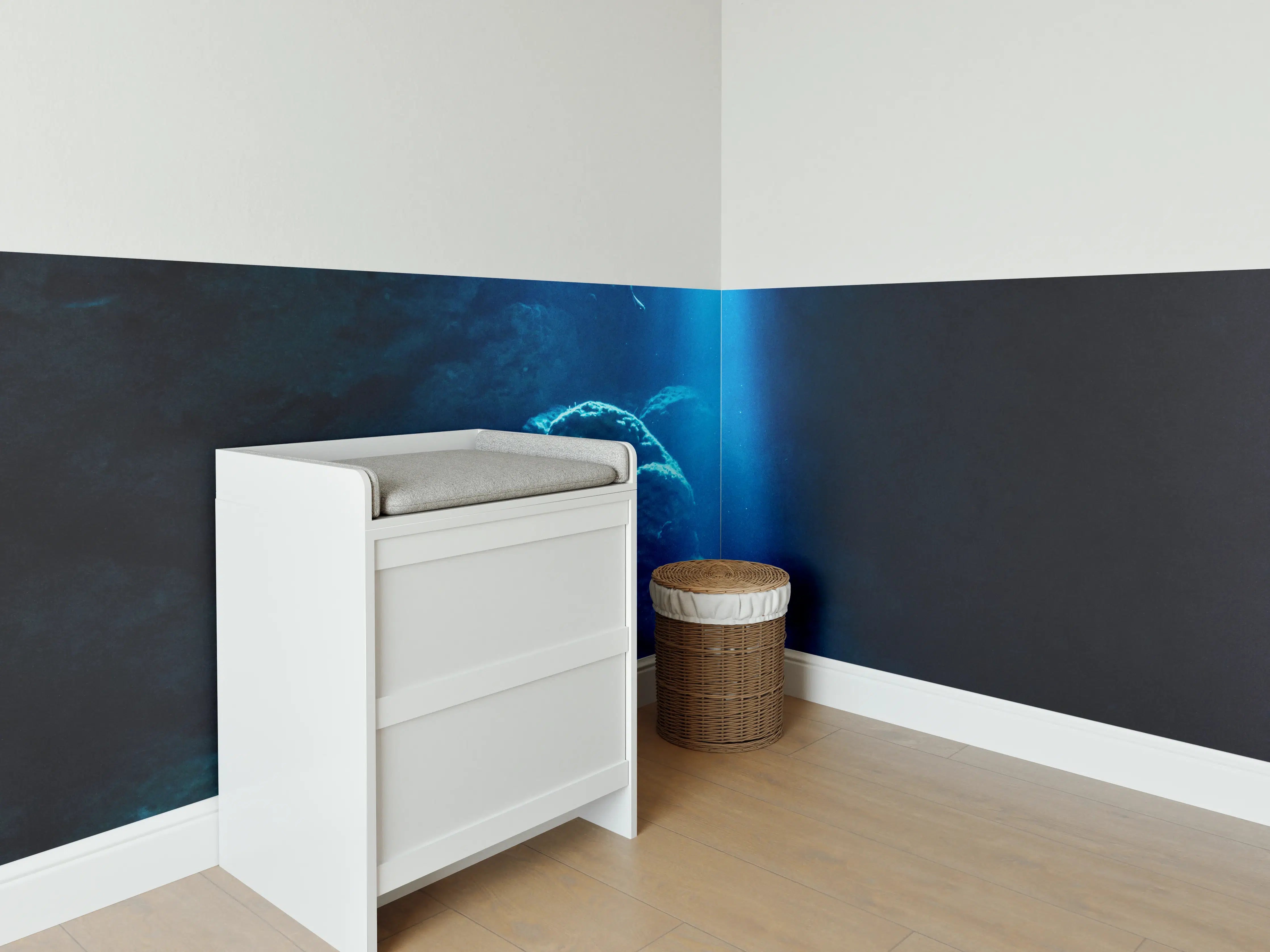 Babyzimmer Wandgestaltung - Sonnenstrahl in die Unterwasserhöhle im japanischen Ozean