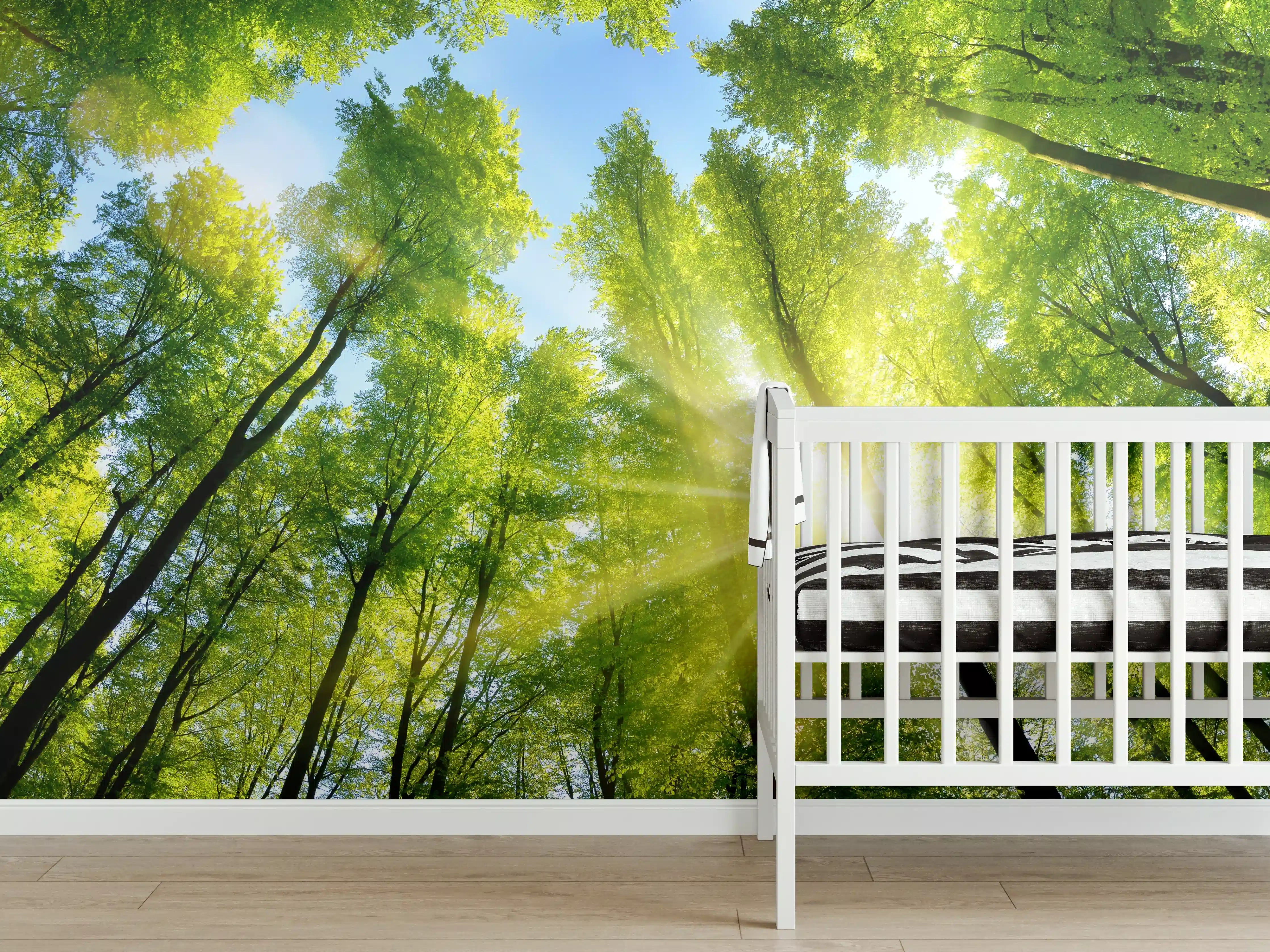 Babyzimmer Wandgestaltung - Sonnenstrahlen durch grüne Baumkronen