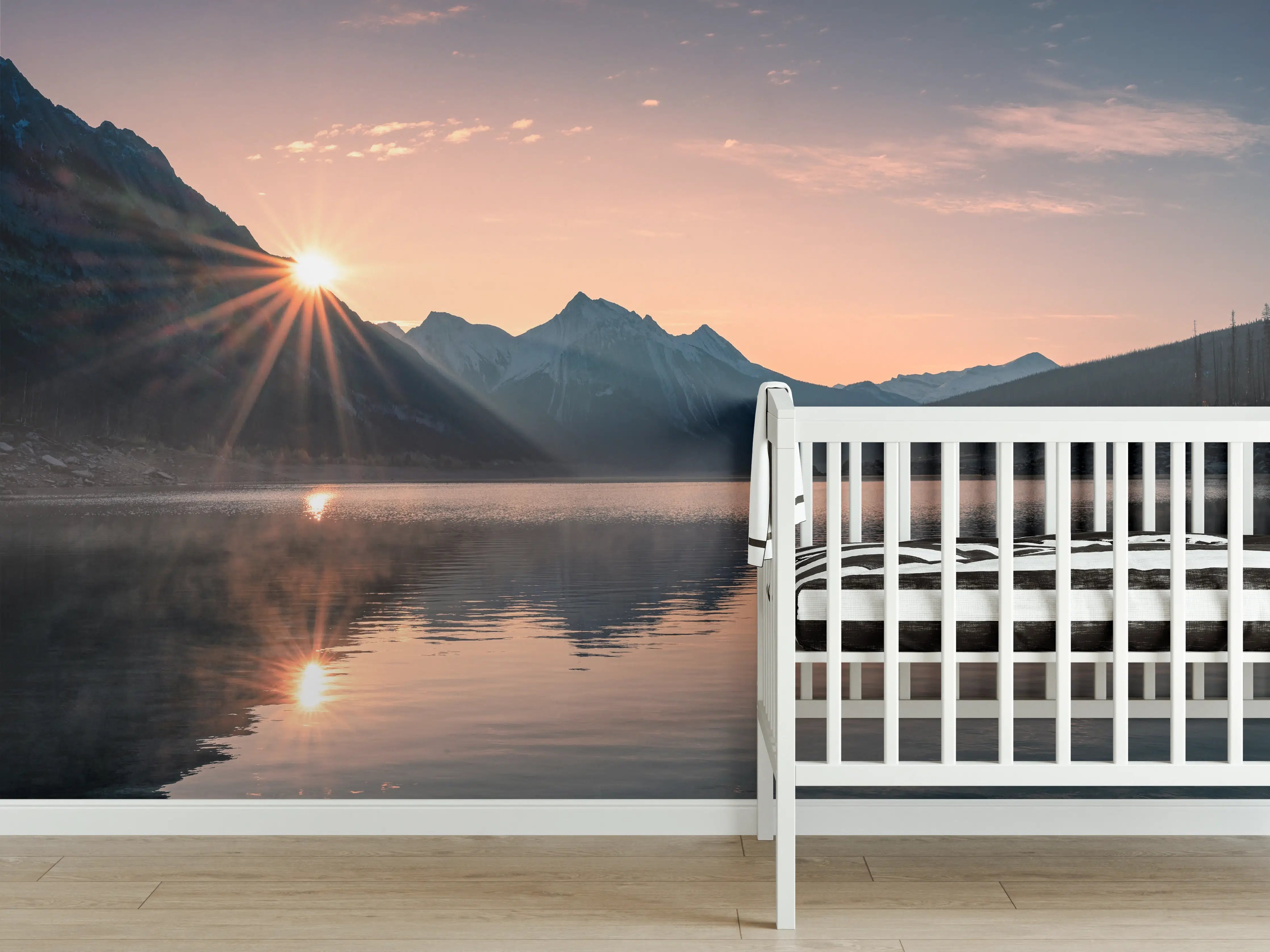 Babyzimmer Wandgestaltung - Sonnenstrahlen im Bergnebel