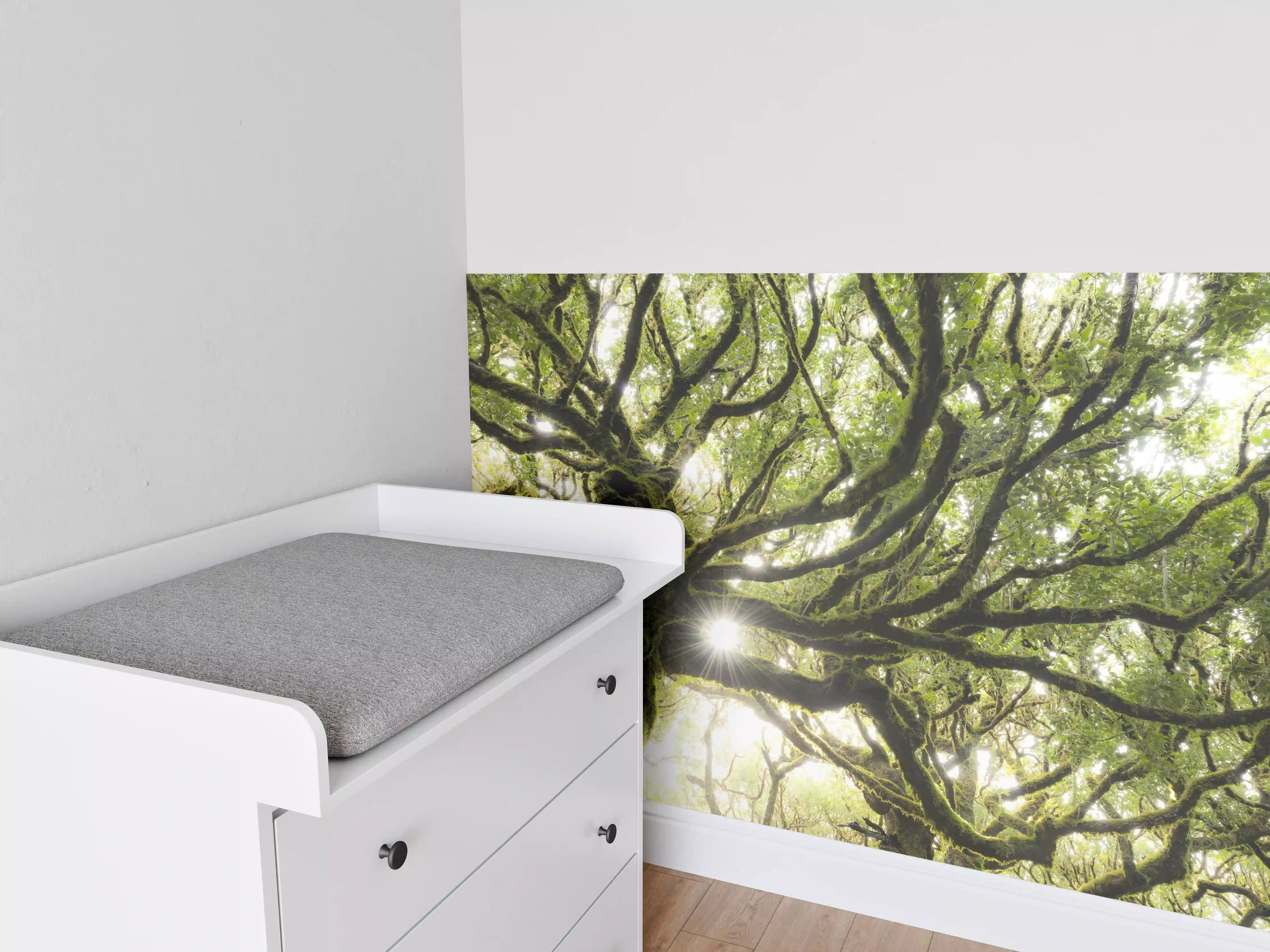 Babyzimmer Wandgestaltung - Sonnenstrahlen im Wald