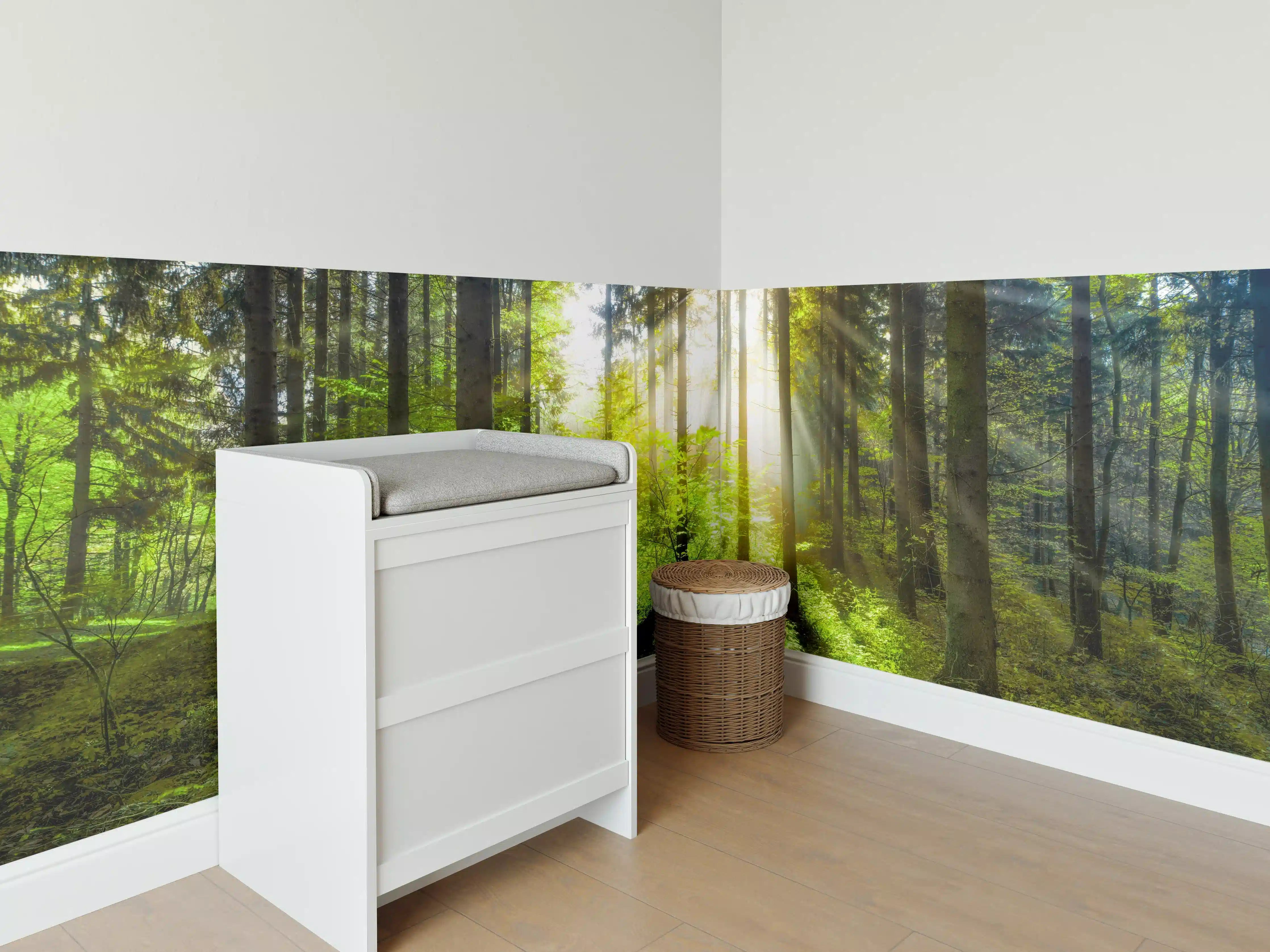Babyzimmer Wandgestaltung - Sonnenstrahlen im lebendigem Wald 