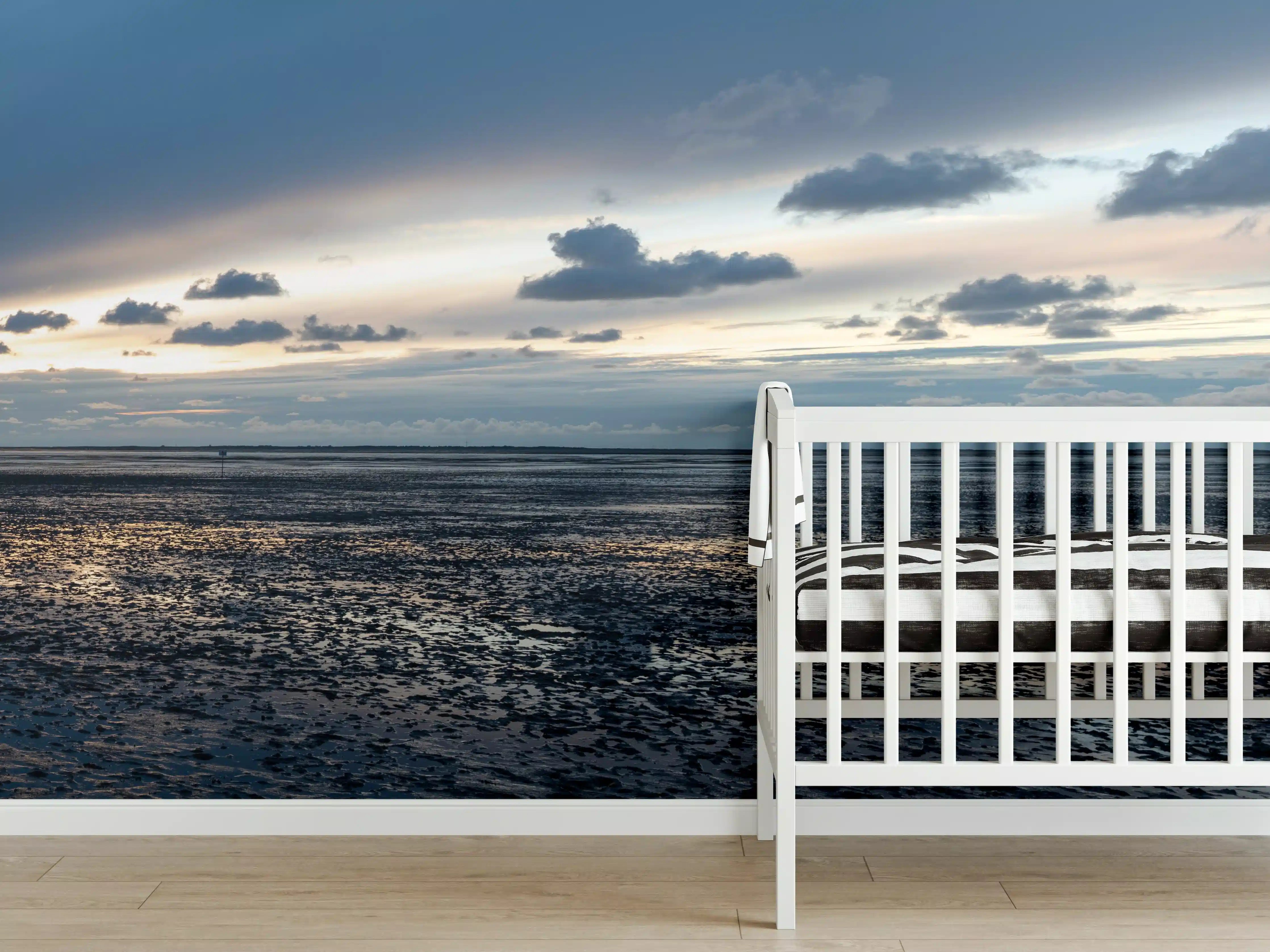 Babyzimmer Wandgestaltung - Sonnenuntergang am Meer mit dramatischem Himmel