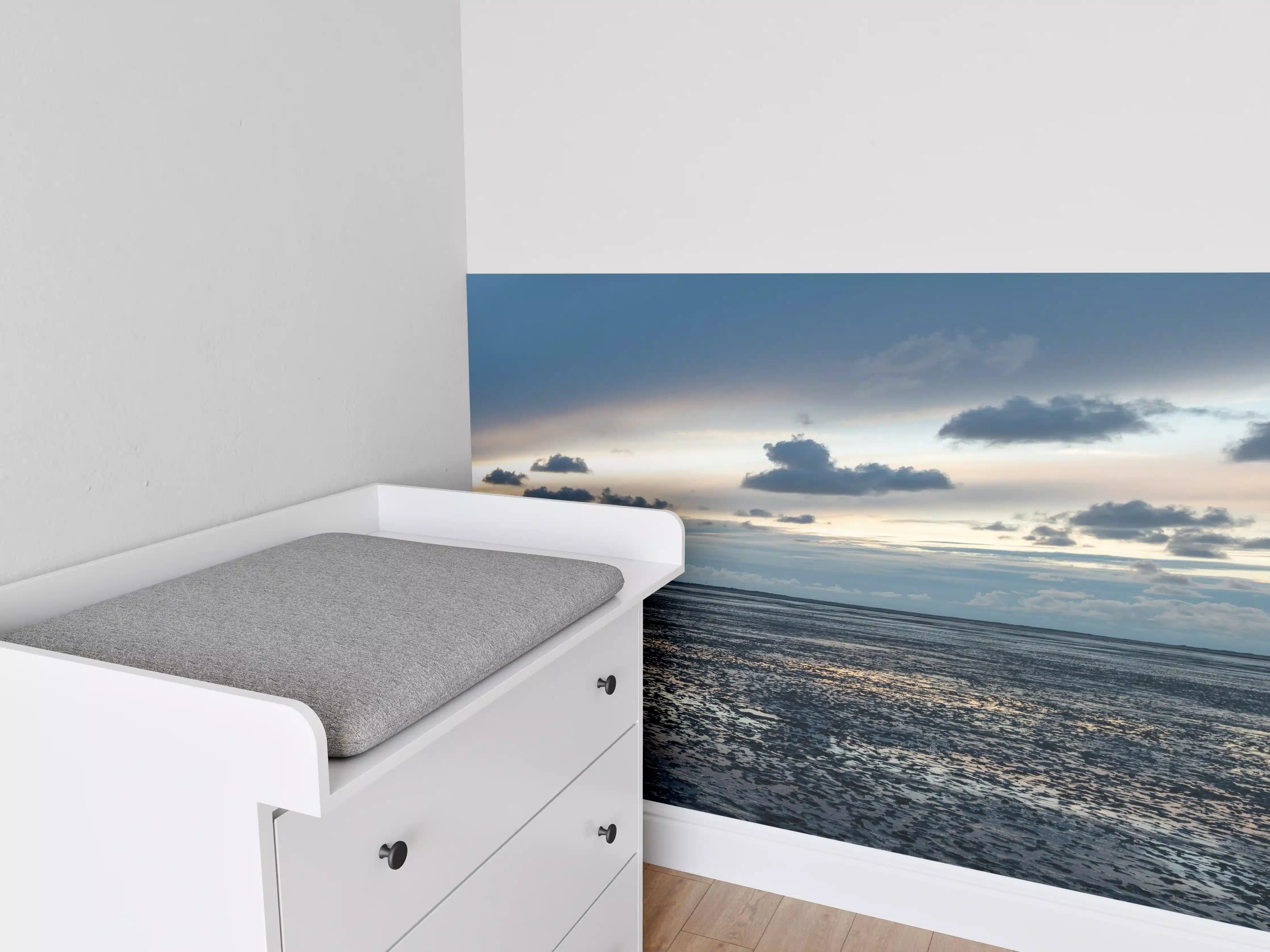 Babyzimmer Wandgestaltung - Sonnenuntergang am Meer mit dramatischem Himmel