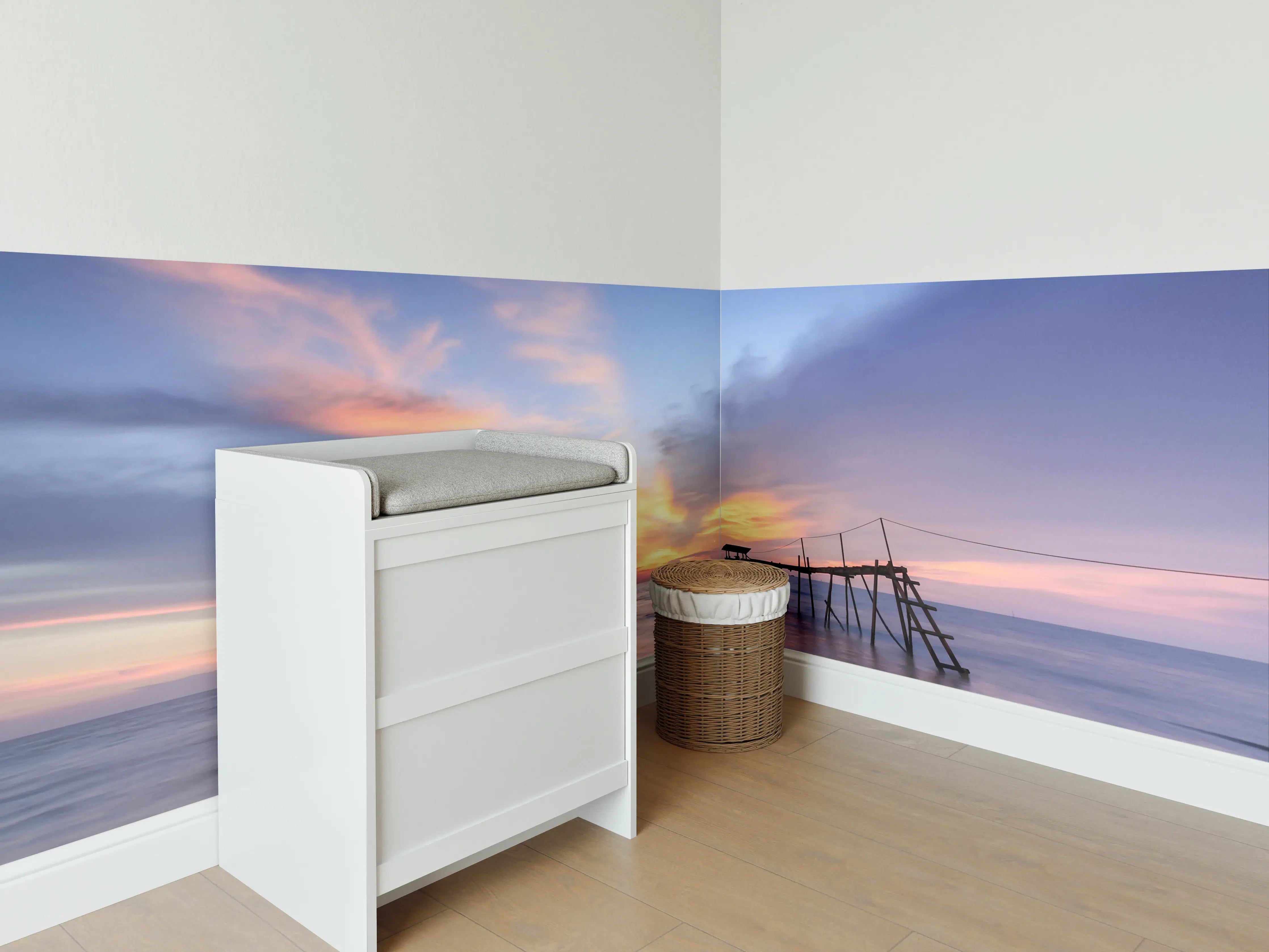 Babyzimmer Wandgestaltung - Sonnenuntergang am Strand mit altem Pier