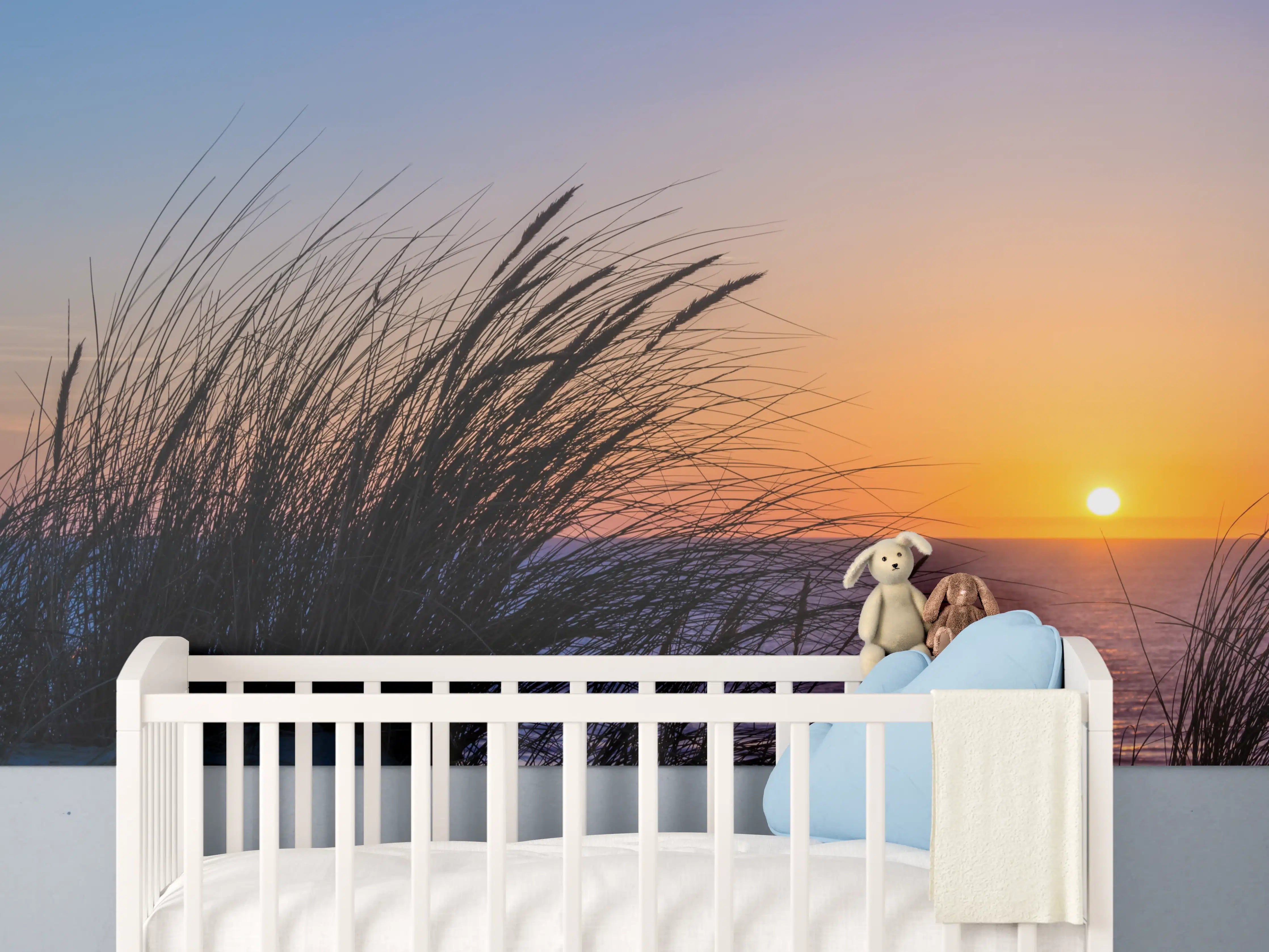 Babyzimmer Wandgestaltung - Sonnenuntergang über dem Meer mit Gras im Vordergrund