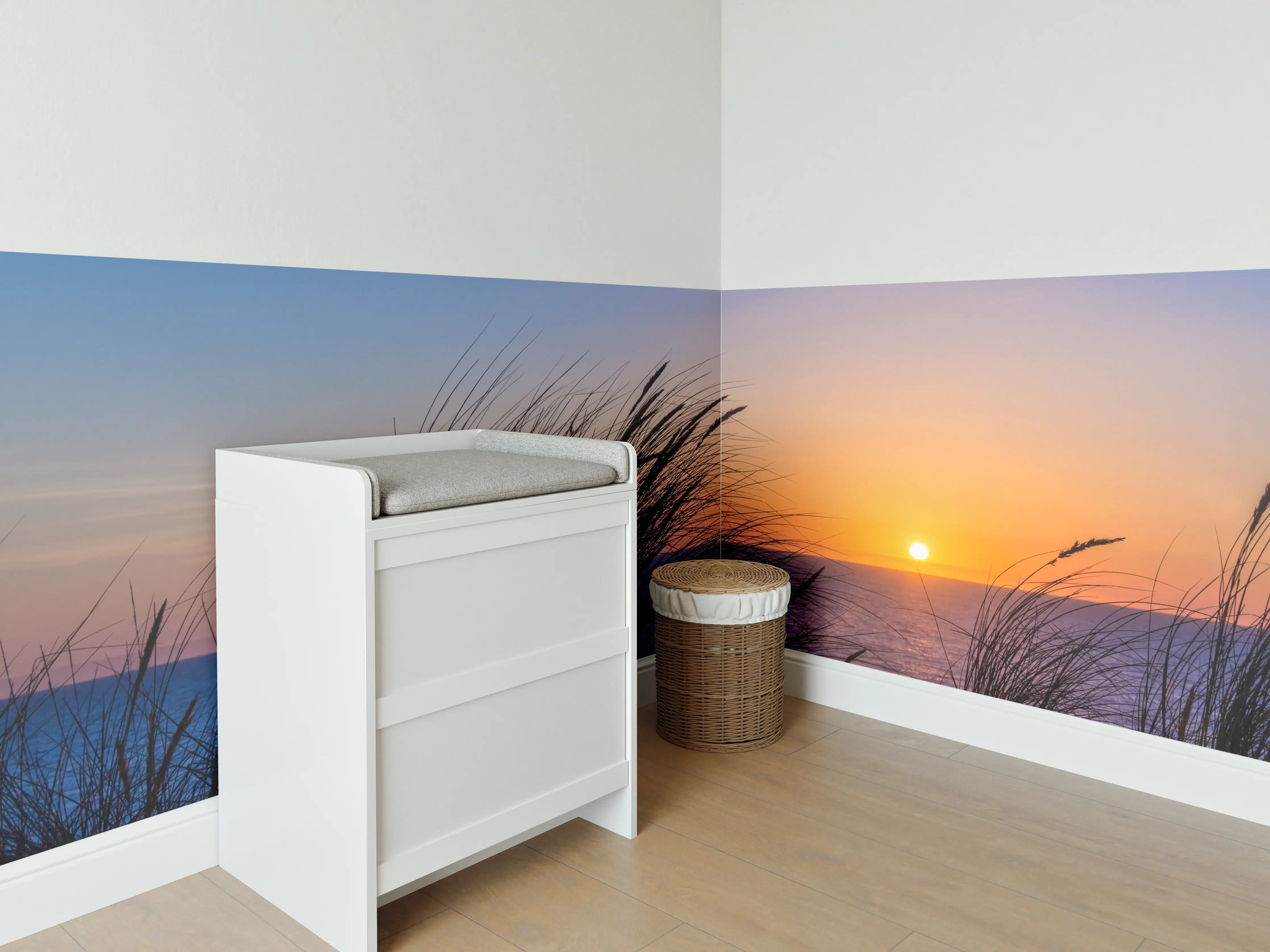 Babyzimmer Wandgestaltung - Sonnenuntergang über dem Meer mit Gras im Vordergrund