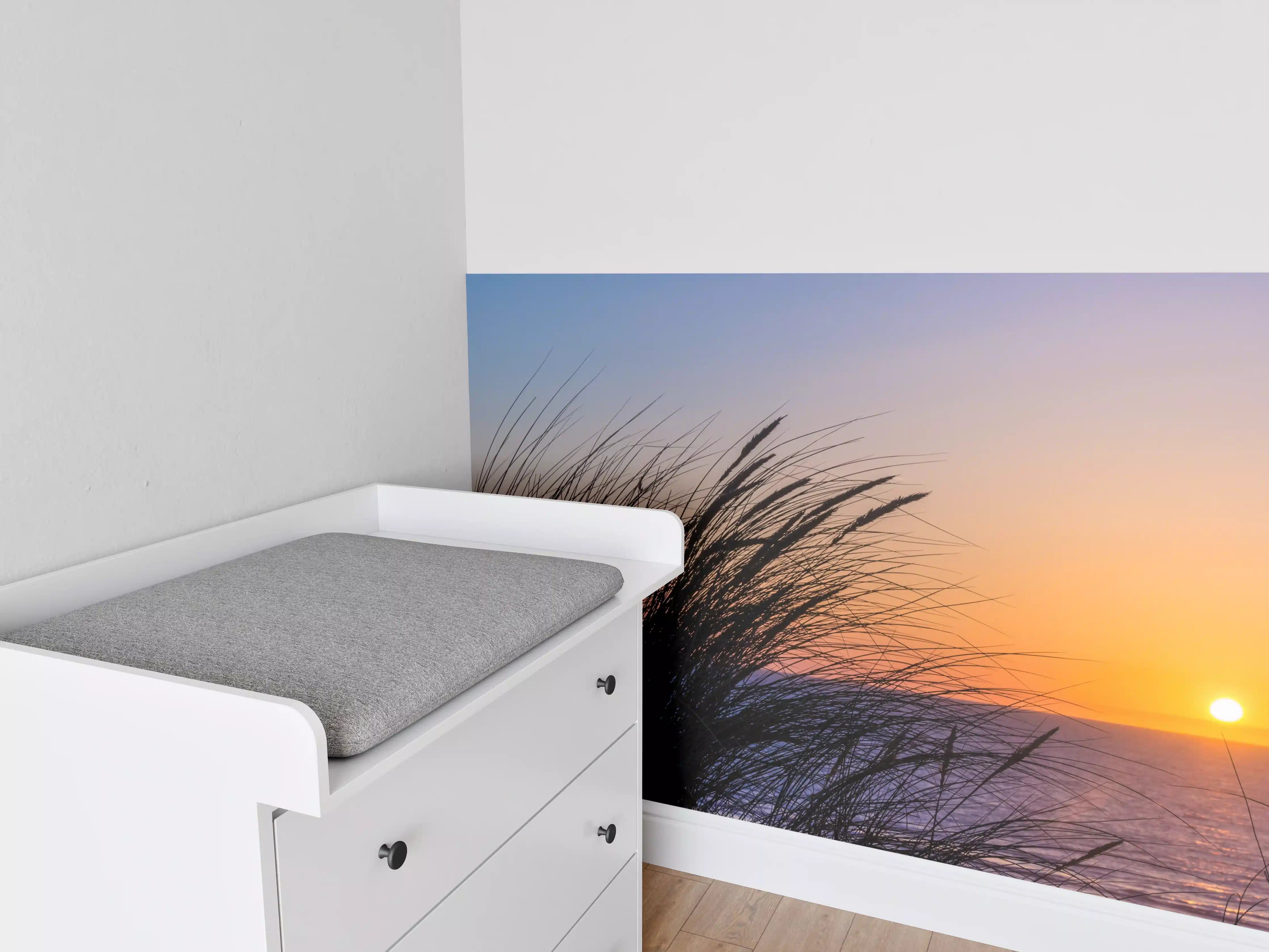 Babyzimmer Wandgestaltung - Sonnenuntergang über dem Meer mit Gras im Vordergrund