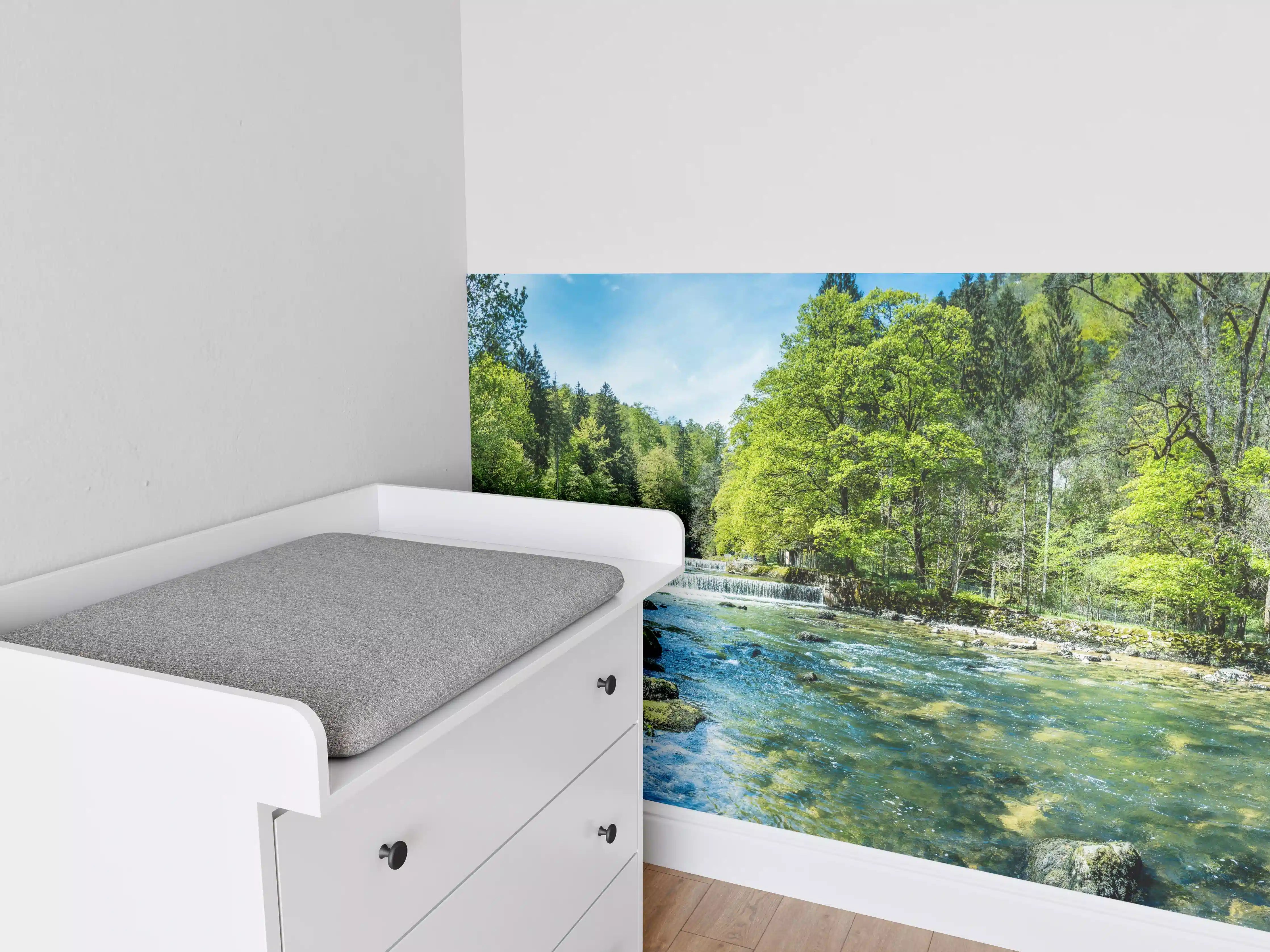 Babyzimmer Wandgestaltung - Sonnige Flusslandschaft in der Schweiz